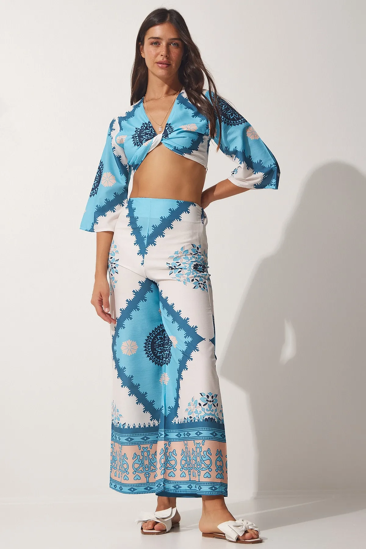 Happiness İstanbul  Hellblaues gemustertes Sommer-Bluse-Hosen-Set für Damen DM00131