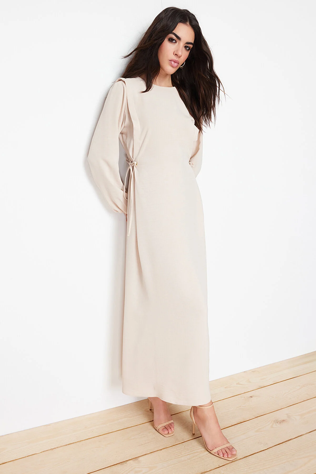 Trendyol Modest  Beigefarbenes Taillenseilband, detailliertes elastisches Aerobin-Webkleid am Ärmelende TCTSS22EB00104