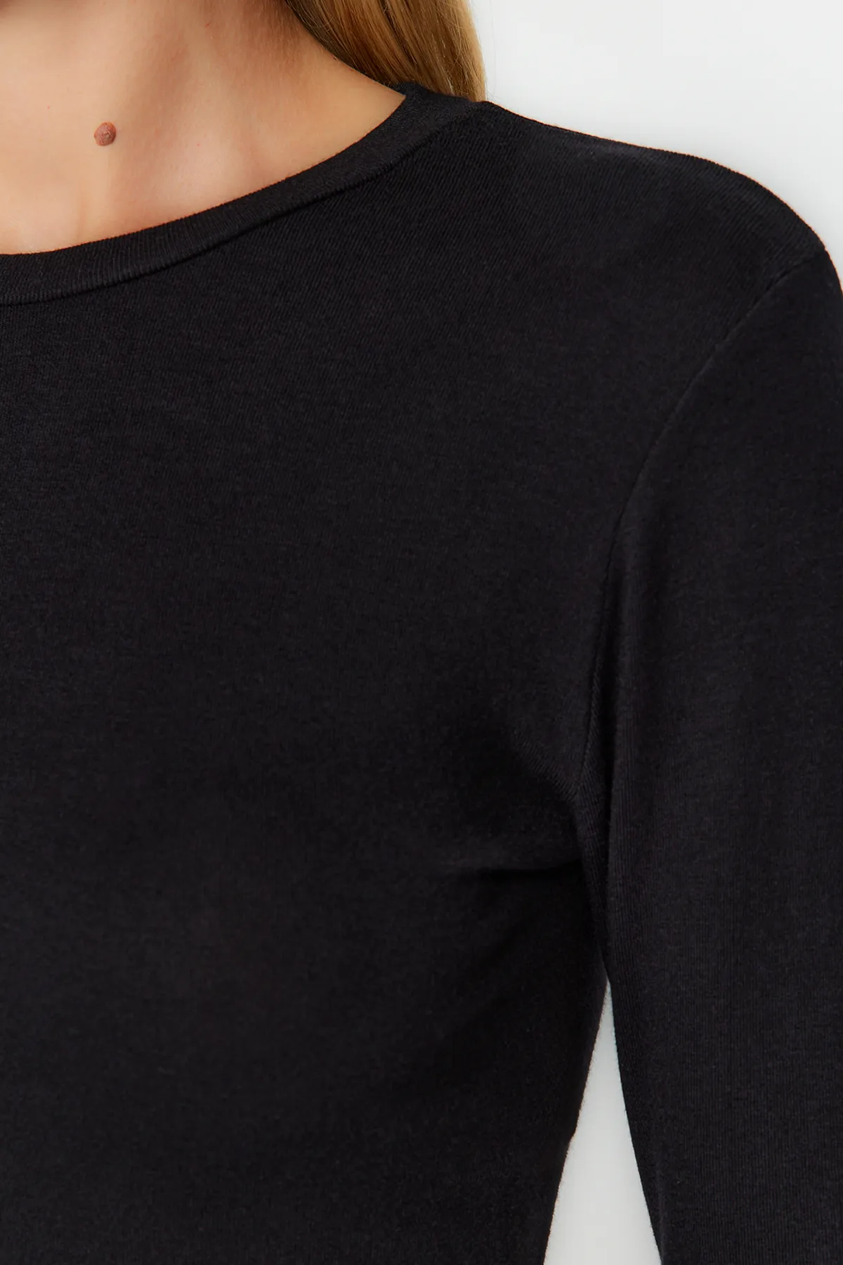 Trendyol Collection  Schwarze Premium-Viskose-Strickbluse mit kurzem Schnitt und dehnbarem Rundhalsausschnitt TWOAW24BZ00116