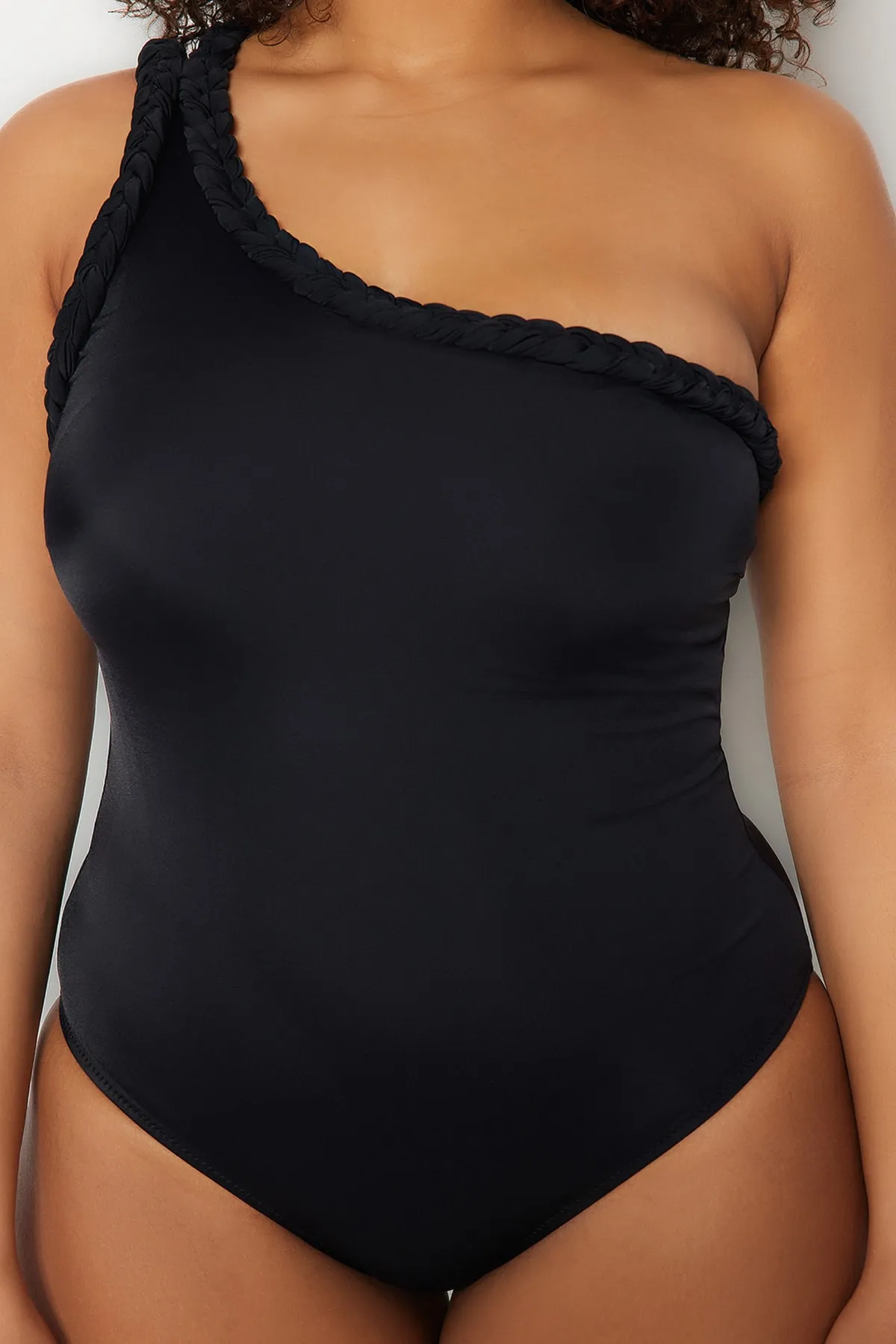 Trendyol Curve  Schwarzer One-Shoulder-Badeanzug mit Makramee-Detail TBBSS23AM00028