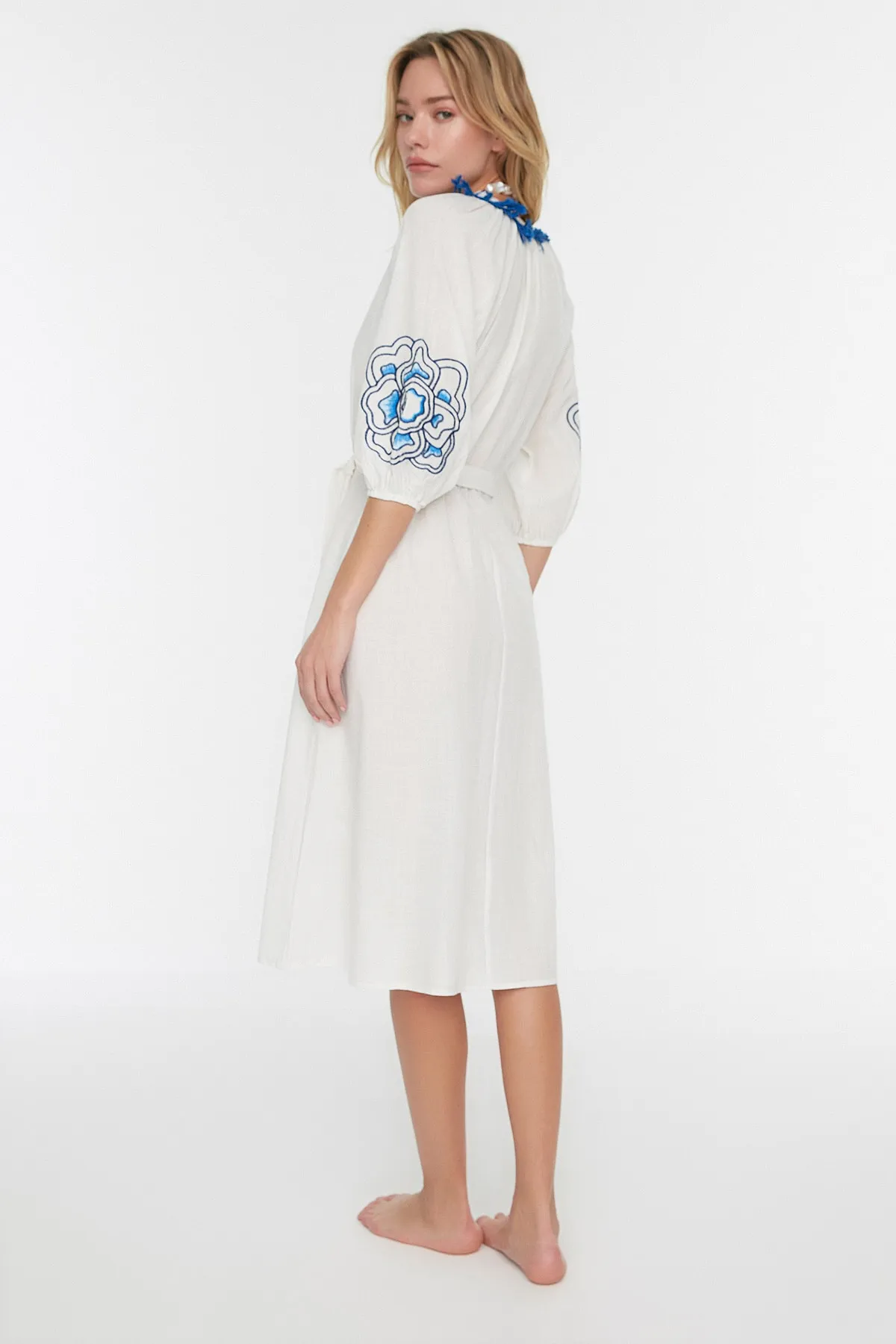 Trendyol Collection  Weißes Midi-Strandkleid aus 100 % Baumwolle mit gewebten Quasten TBESS21EL4003