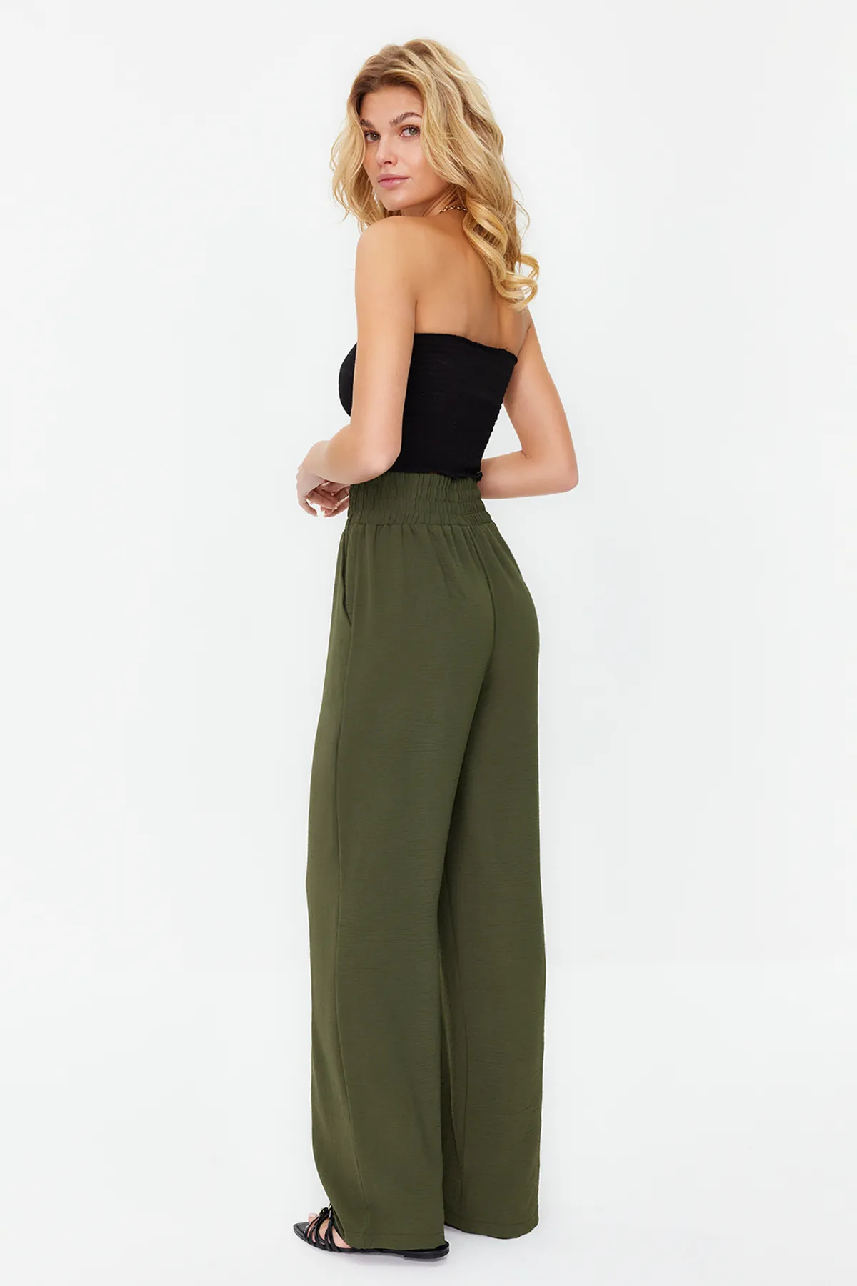 Trendyol Collection  Khakifarbene, elastische Webhose mit weitem Bein / breiter Knöcheltaille TWOSS22PL00024