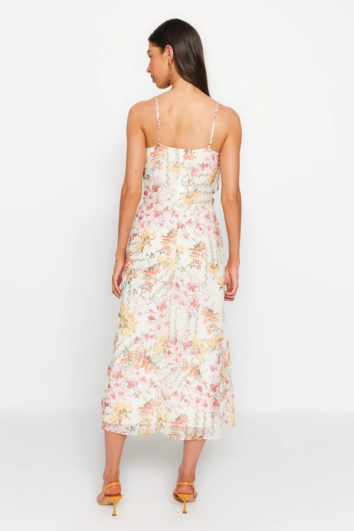 Trendyol Collection  Ecrufarbenes, floral gemustertes Skater-Maxikleid mit Gürtelöffnung und gefüttertem Webmuster TWOSS23EL02421