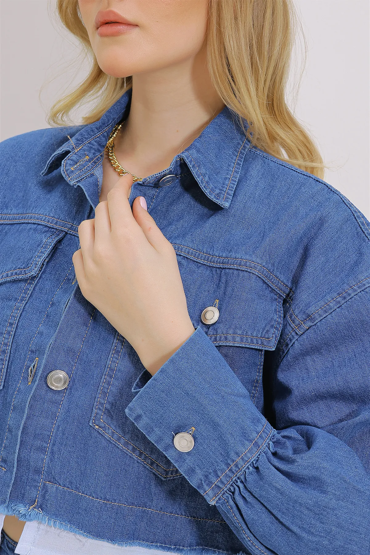 Trend Alaçatı Stili  Blaues Damen-Doppelset aus kurzer Jeansjacke mit Doppeltaschen und Jeansplissierten-Rock ALC-X11458