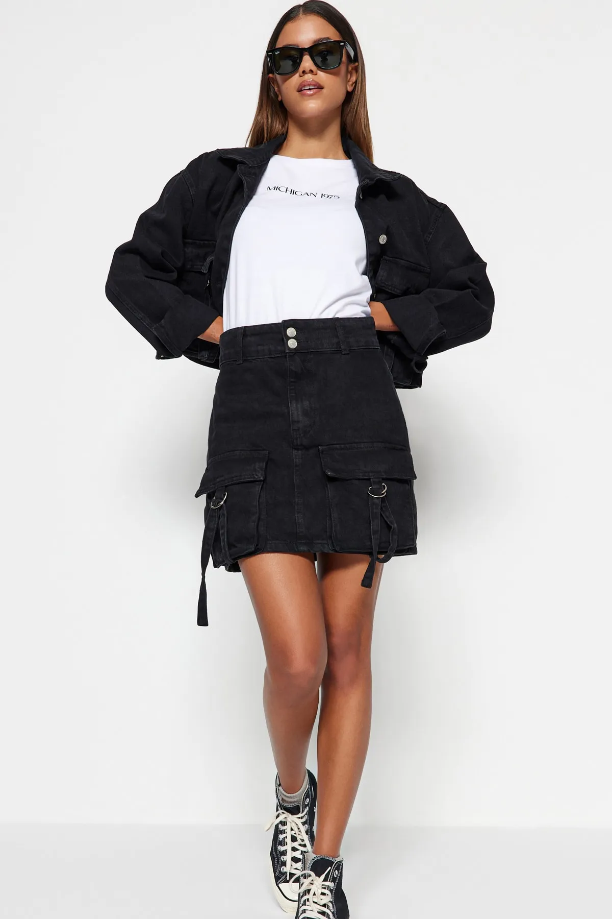 Trendyol Collection  Schwarzer High Waist Mini-Jeansrock mit Cargo-Taschendetail TWOSS23ET00112