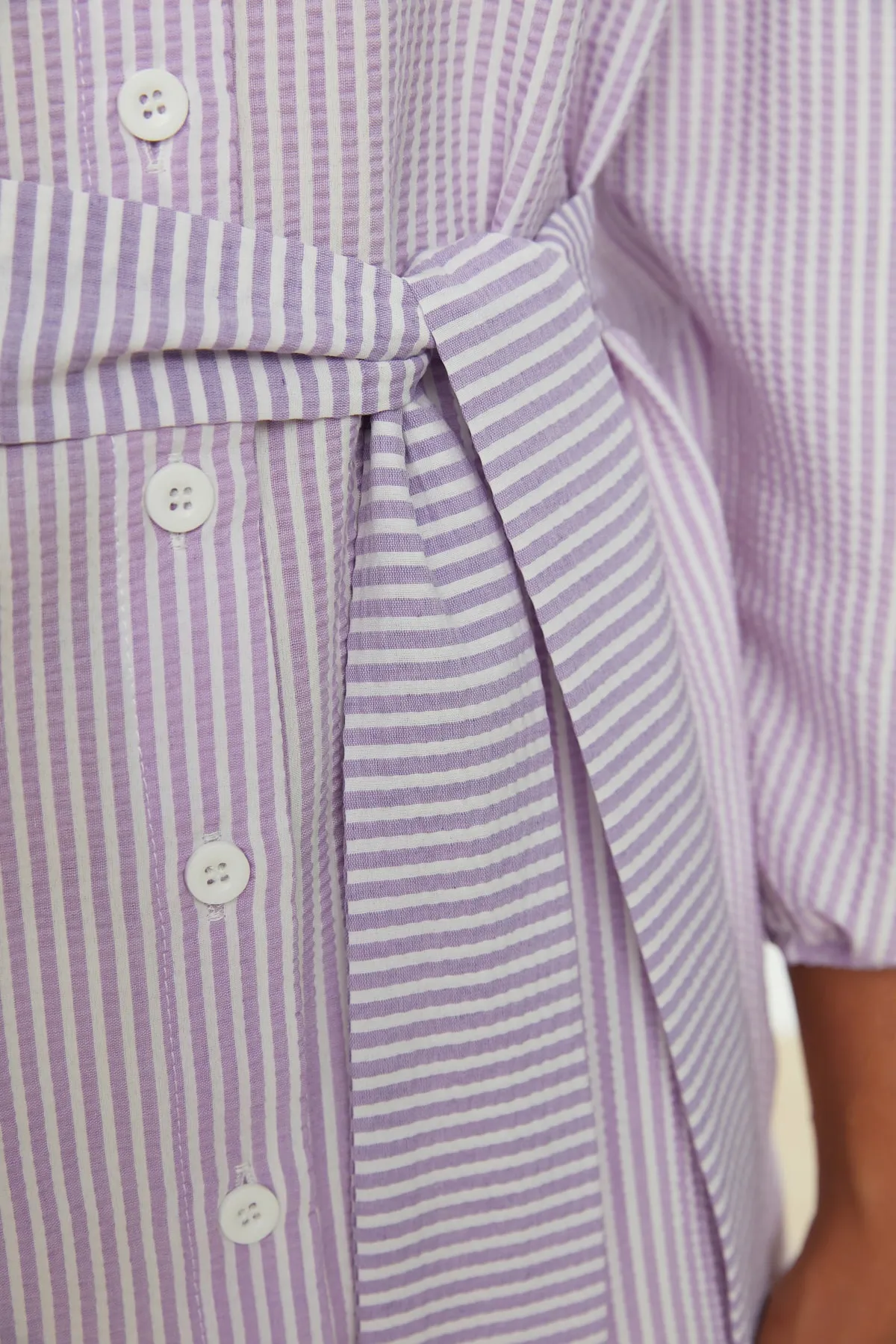 Trendyol Modest  Lila gestreiftes, gewebtes Hemd mit Ballonärmeln und langem Rücken, Gürtel TCTSS22GO0116