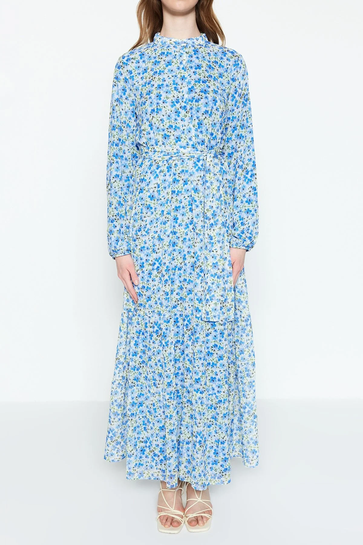 Trendyol Modest  Hellblaues Kleid aus gewebtem Chiffon mit Blumenmuster, Gürtel, Stehkragen und Futter TCTSS21EL3346