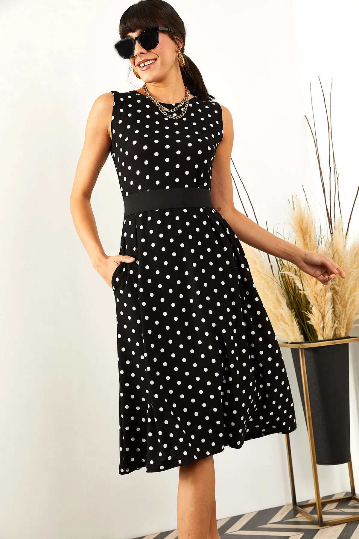 Olalook  Schwarzes, gepunktetes, ausgestelltes Damenkleid mit Taschen ELB-19000480