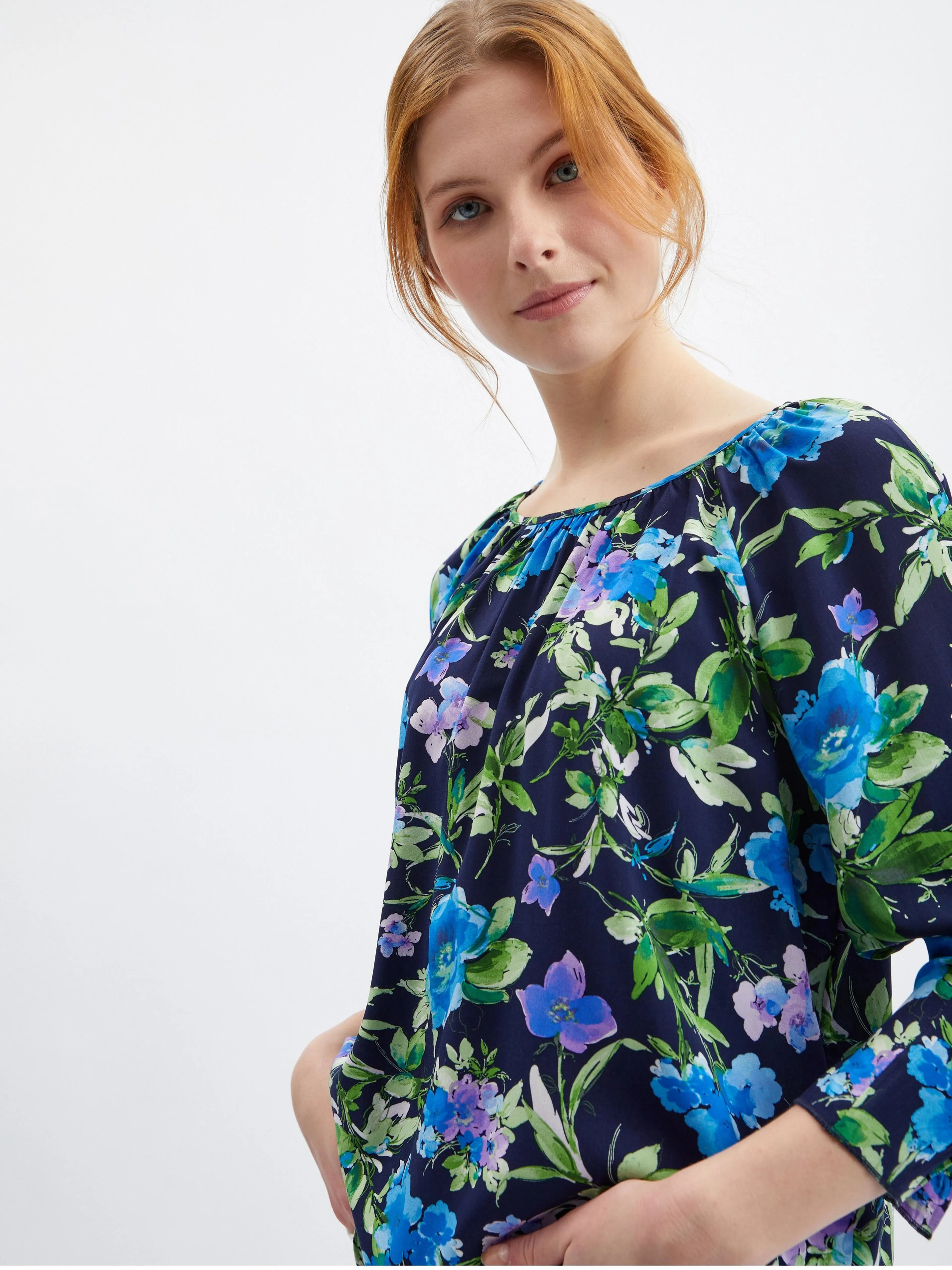 Dunkelblaue Damenbluse mit Blumenmuster ORSAY