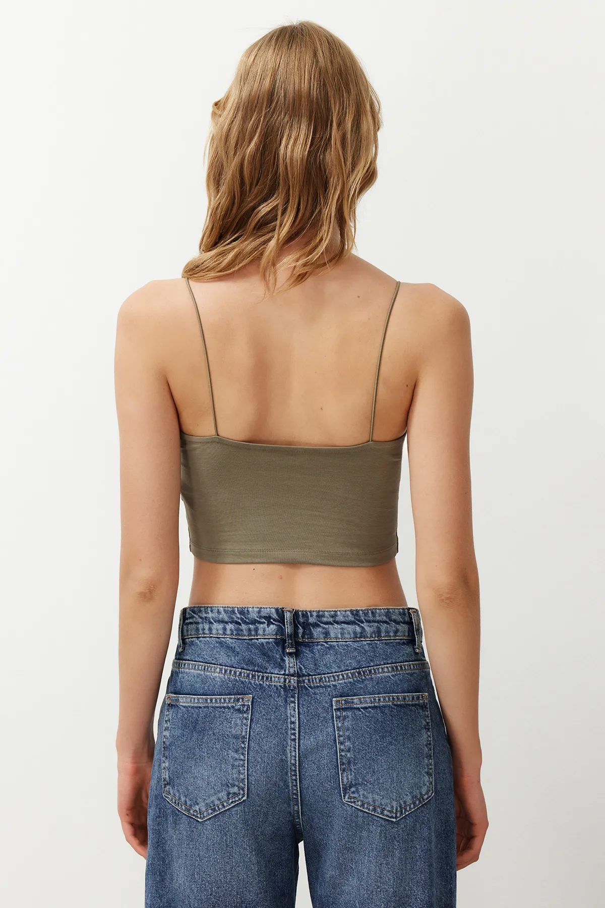 Trendyol Collection  Schwarz-weiß-mehrfarbiges, eng anliegendes, bauchfreies, dehnbares Strick-Tanktop mit Spaghettiträgern TWOSS24AL00051