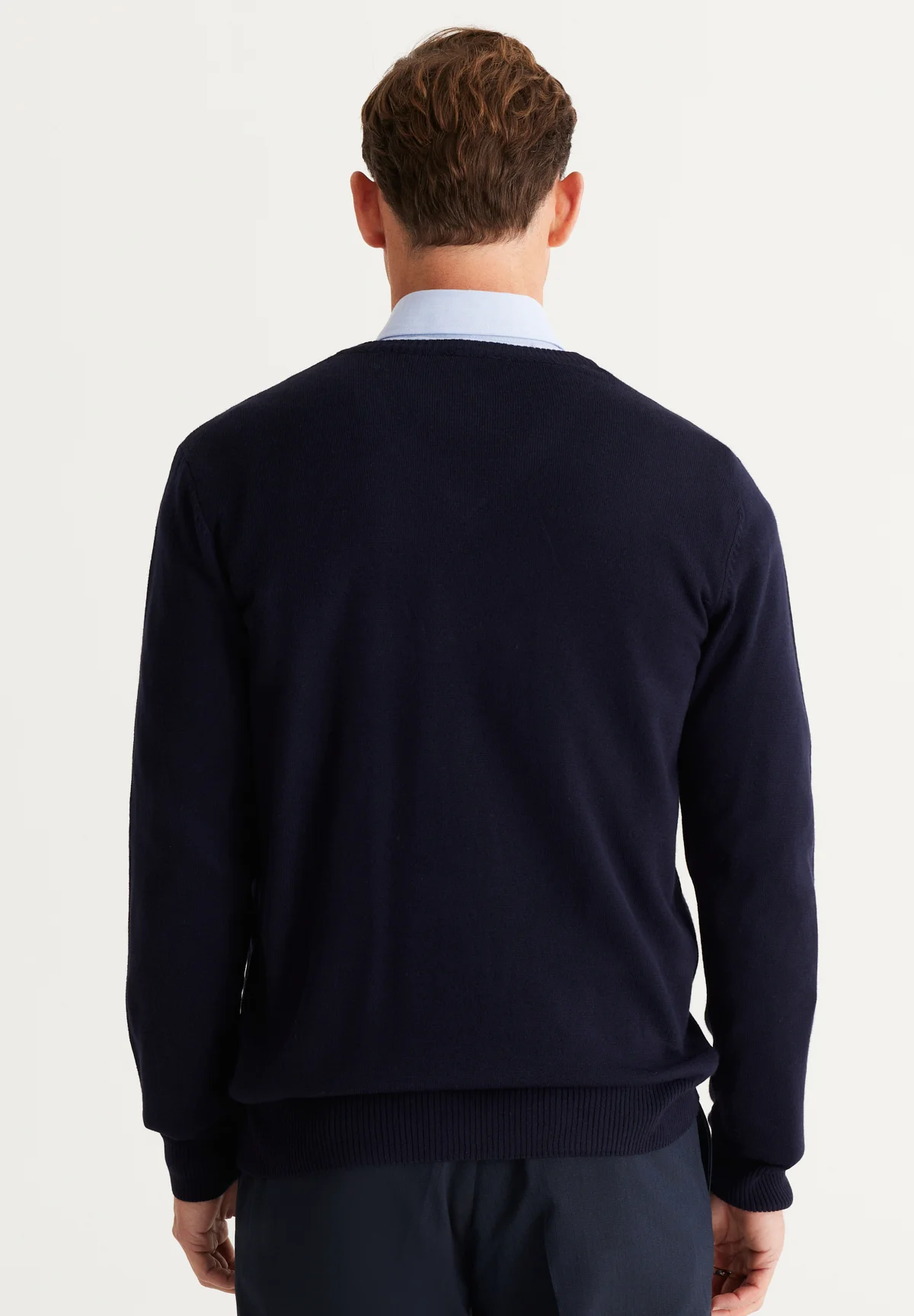 AC&CO / ALTINYILDIZ CLASSICS STANDARD FIT BASIC V-NECK - Suéter