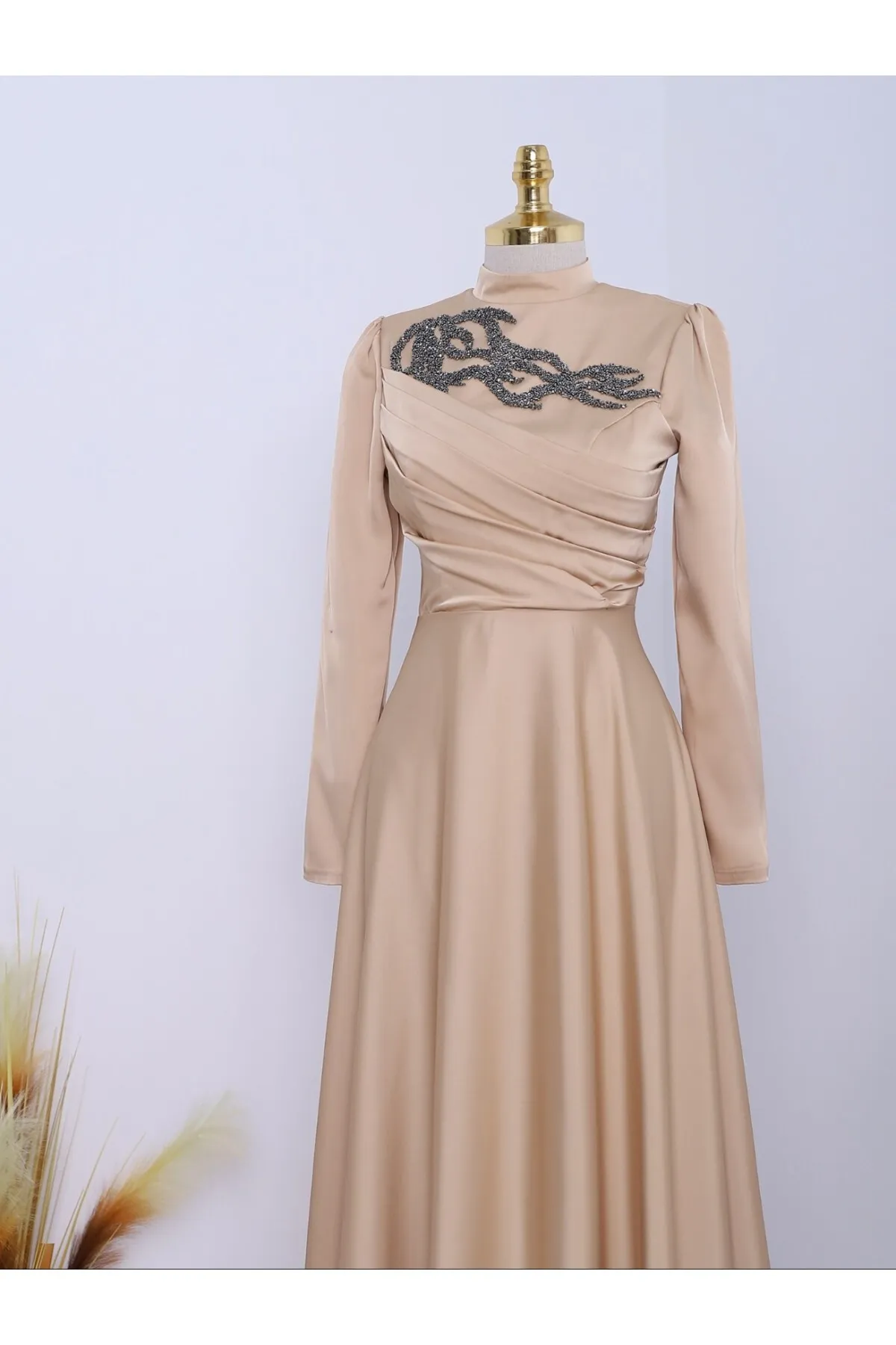 Modamorfo  Abendkleid mit Steinkragen und drapierter Vorderseite