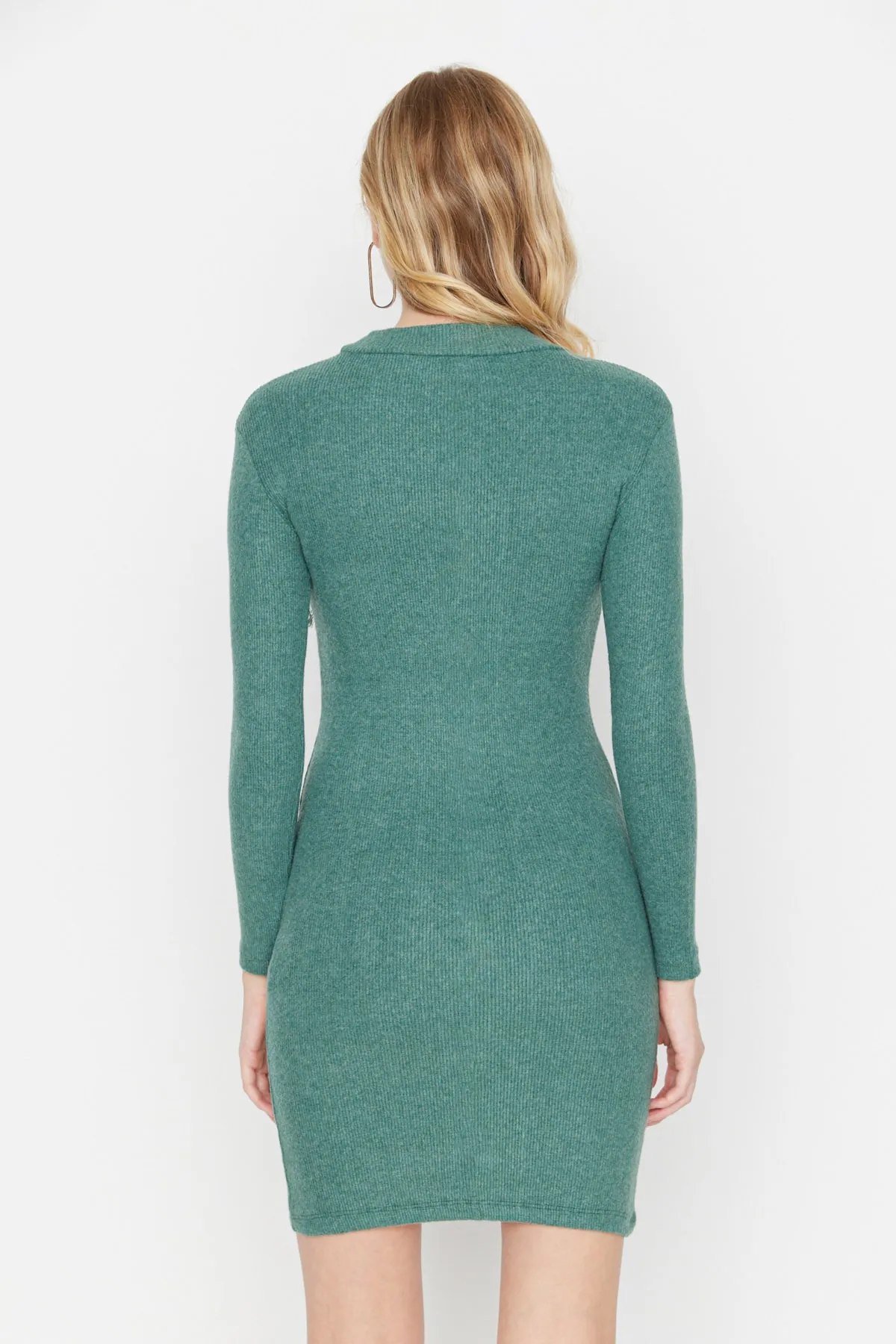 Trendyol Collection  Smaragdgrünes, eng anliegendes, geripptes, dehnbares Mini-Rollkragenpulloverkleid TWOAW21EL2244