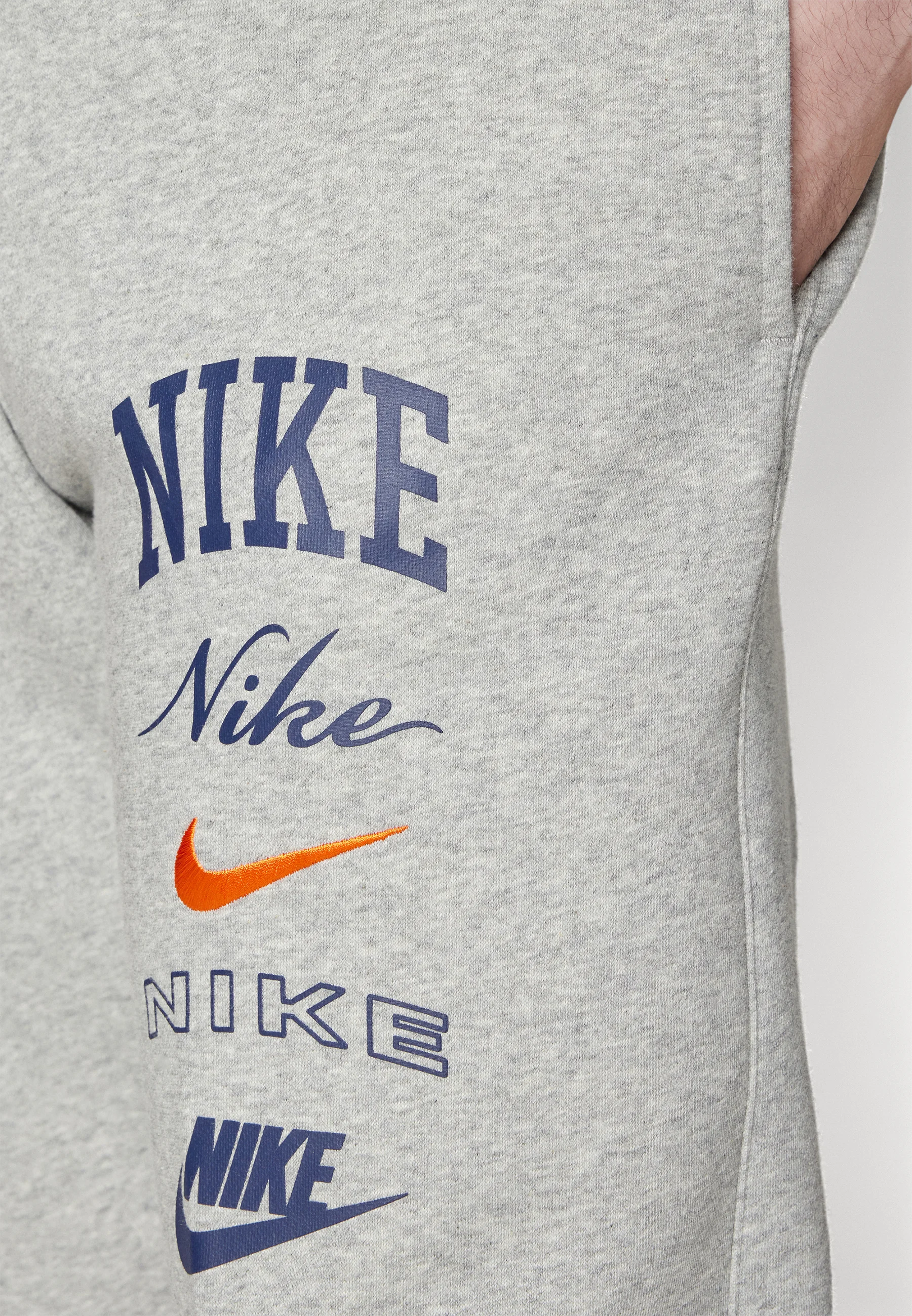 Nike Sportswear CLUB PANT STACK - Pantalones deportivos