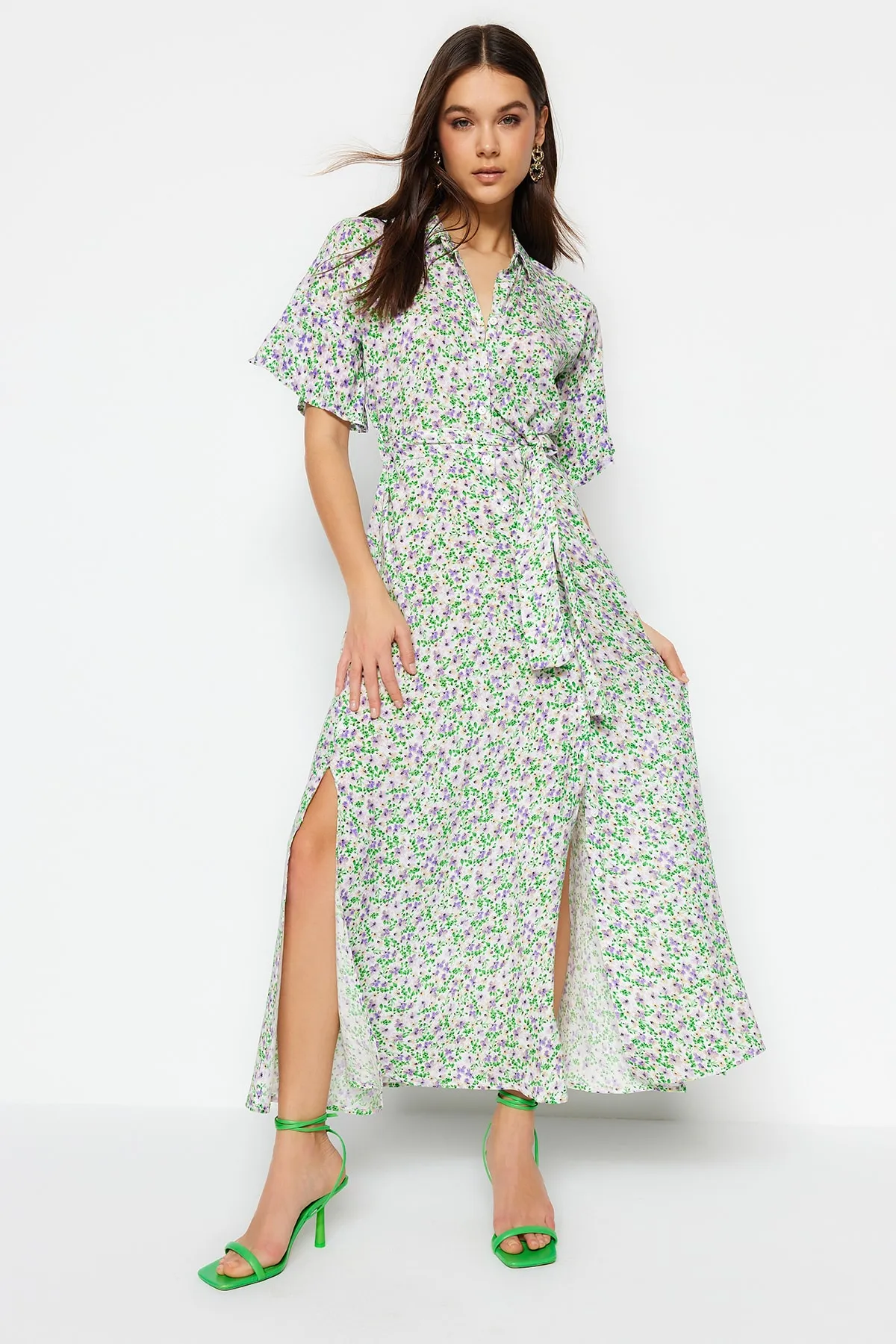Trendyol Collection  Lilafarbenes, gewebtes Maxi-Hemdkleid aus Viskose mit Blumendruck und Gürtel TWOSS19EL0094