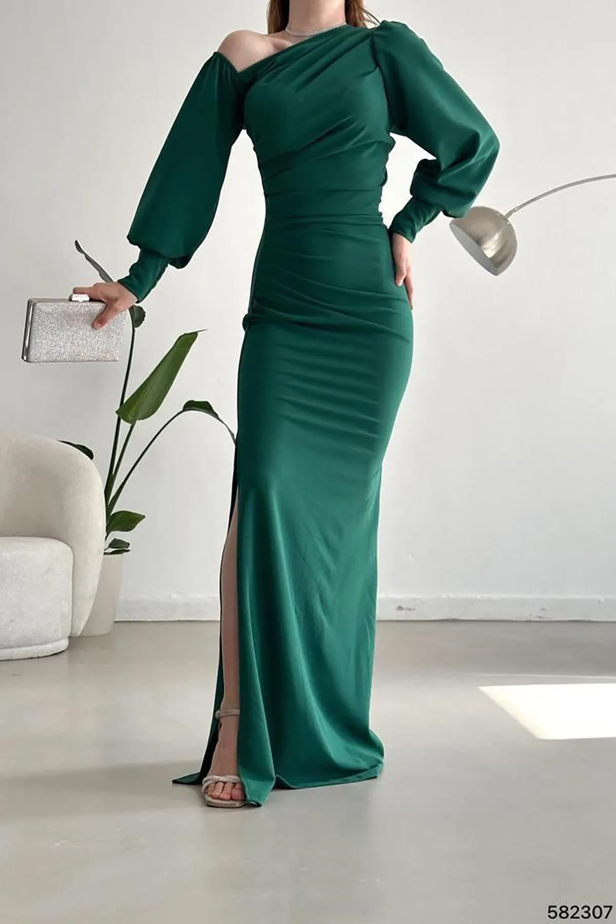 Deafox  Grünes Maxikleid mit langen Ärmeln und einer Schulter, offenem Detail, importiertem Kreppstoff