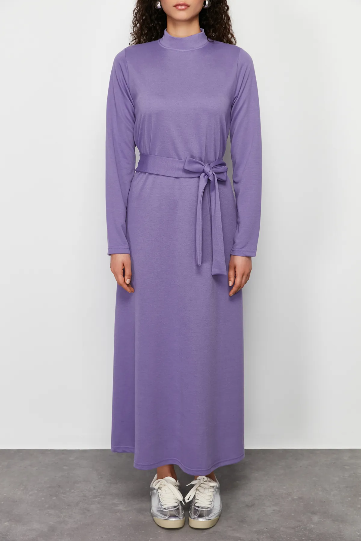 Trendyol Modest  Fliederfarbenes Strickkleid mit Stehkragen und geradem Gürtel TCTSS24EB00122