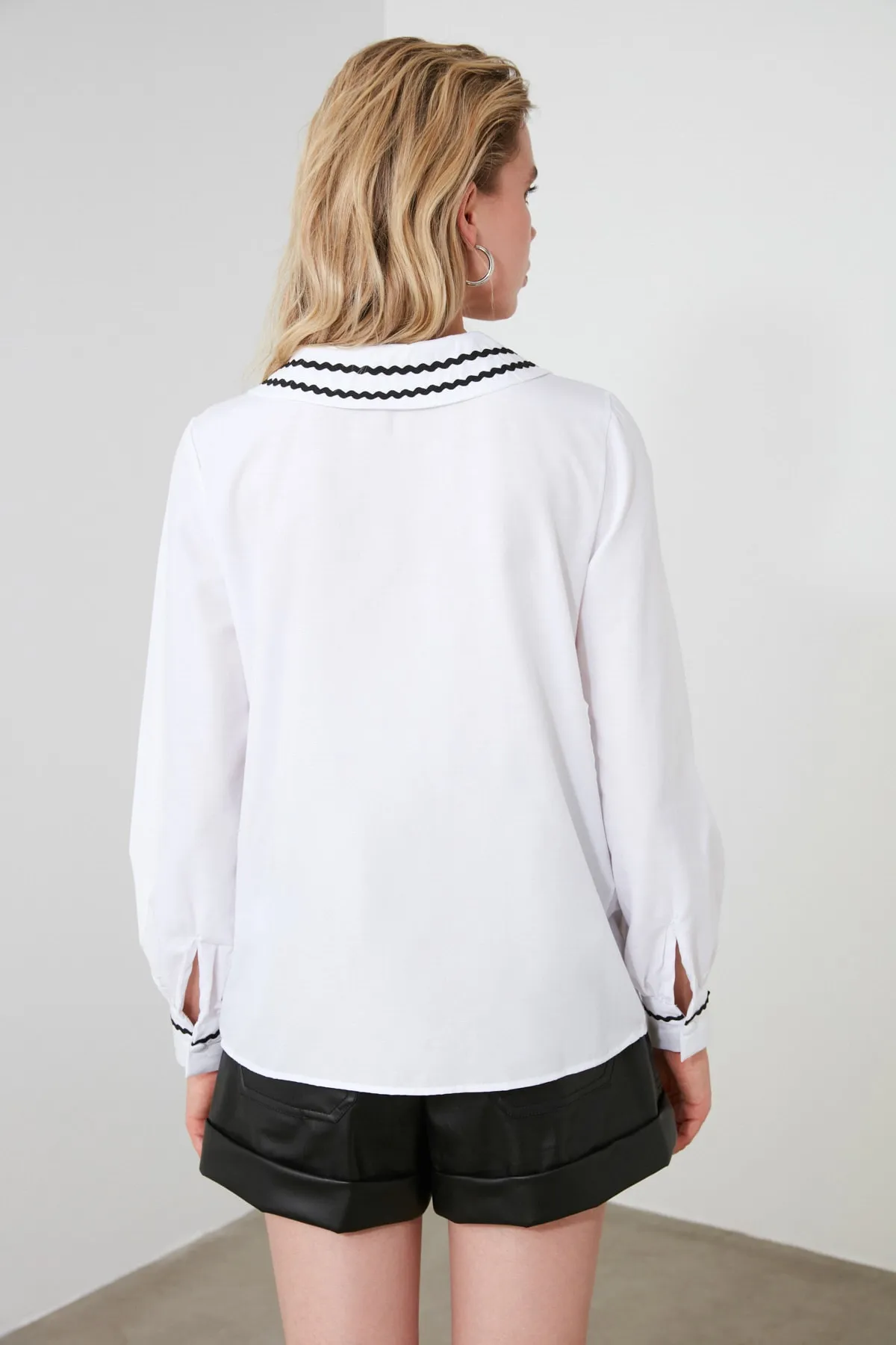 Trendyol Collection  Weiße, detaillierte Webbluse mit Kragen TWOSS20BZ0036