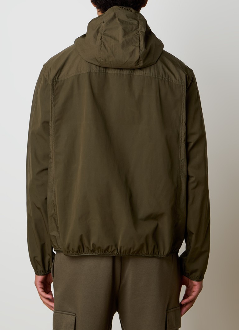 Jachetă Moncler Kona, rezistentă la vânt, cu logo și glugă.