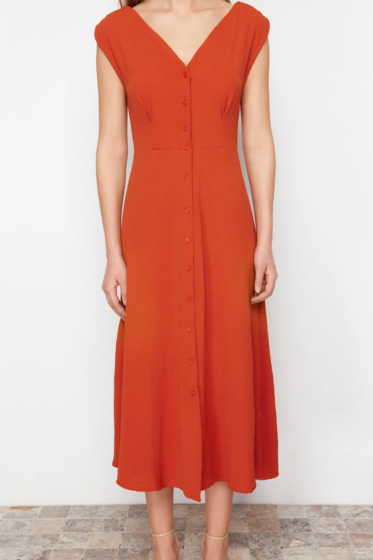 Trendyol Collection  Gewebtes Midi-Hemdkleid mit Kachelknöpfen TWOSS24EL00442