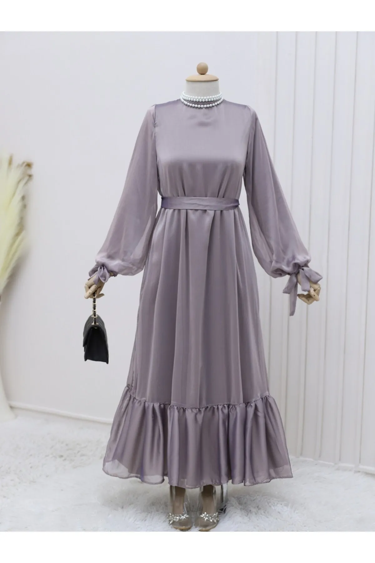 Modamorfo  Chiffonkleid mit Spitzenärmeln und geteiltem Rock