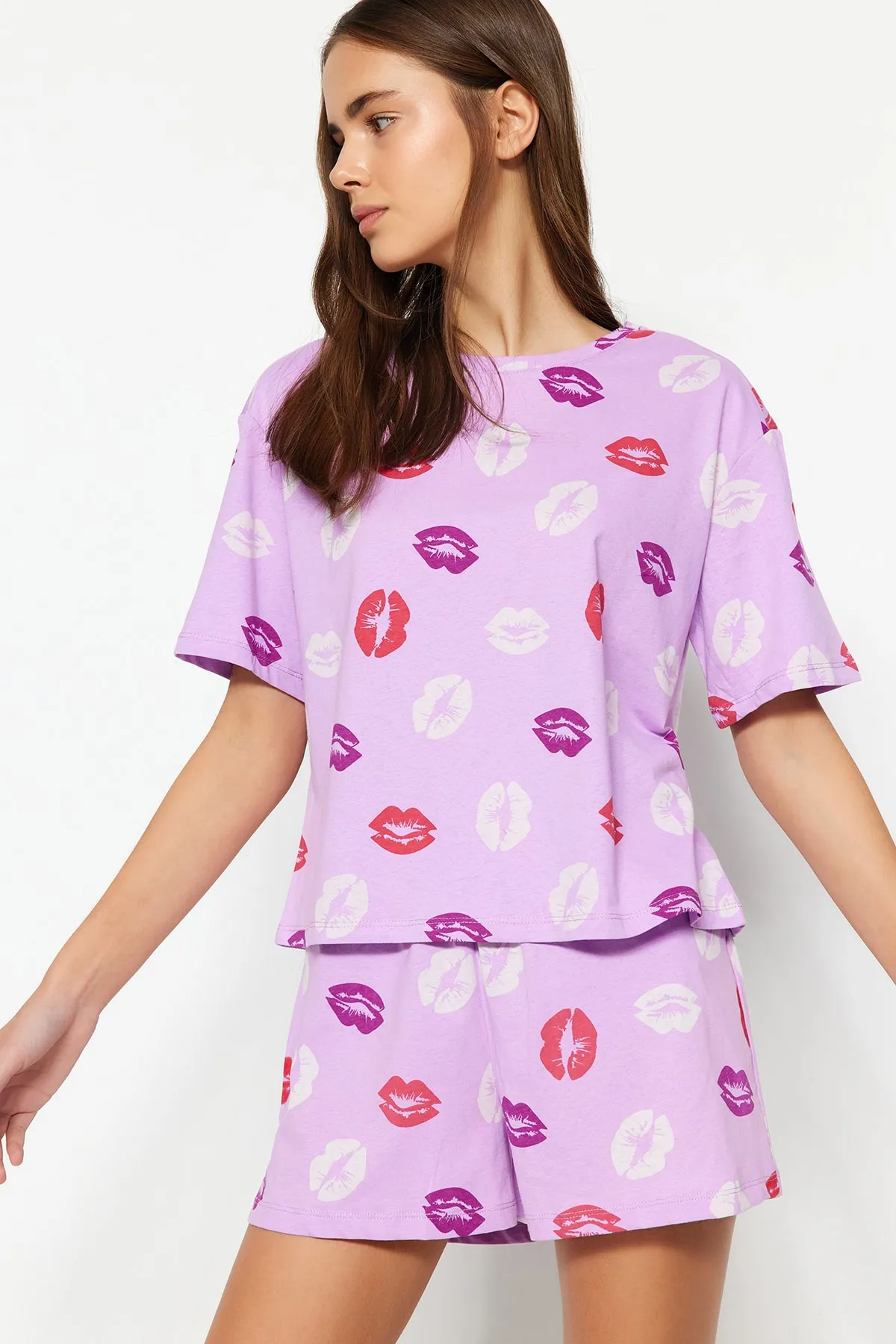 Trendyol Collection  Lilafarbenes Pyjama-Set aus T-Shirt und Shorts mit Lippenmuster aus 100 % Baumwolle THMSS21PT0468