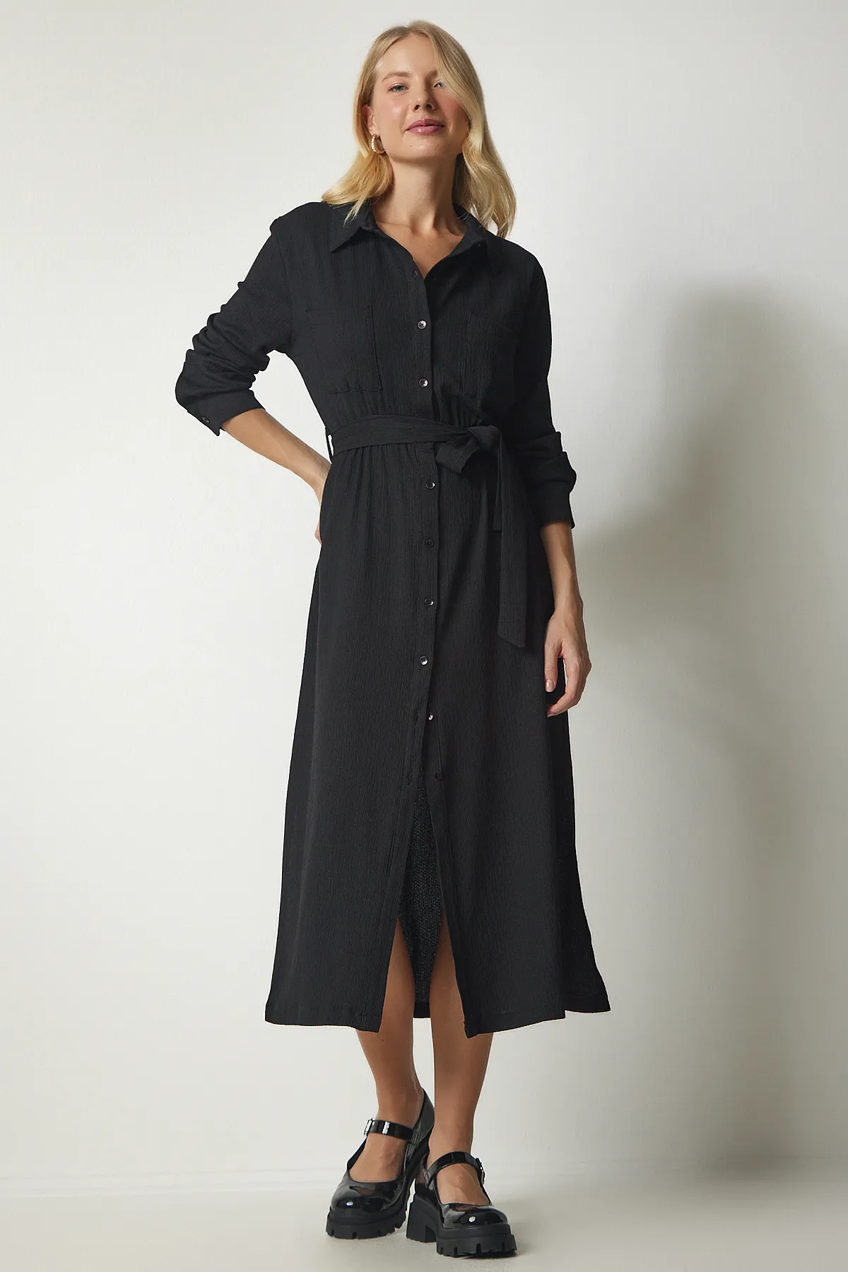 Happiness İstanbul  Schwarzes langes Hemdkleid mit Gürtel für Damen UB00187