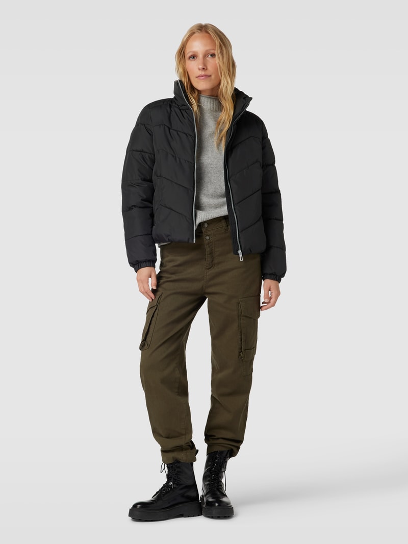 Steppjacke mit Reißverschlusstaschen Modell 'LIGA' in schwarz