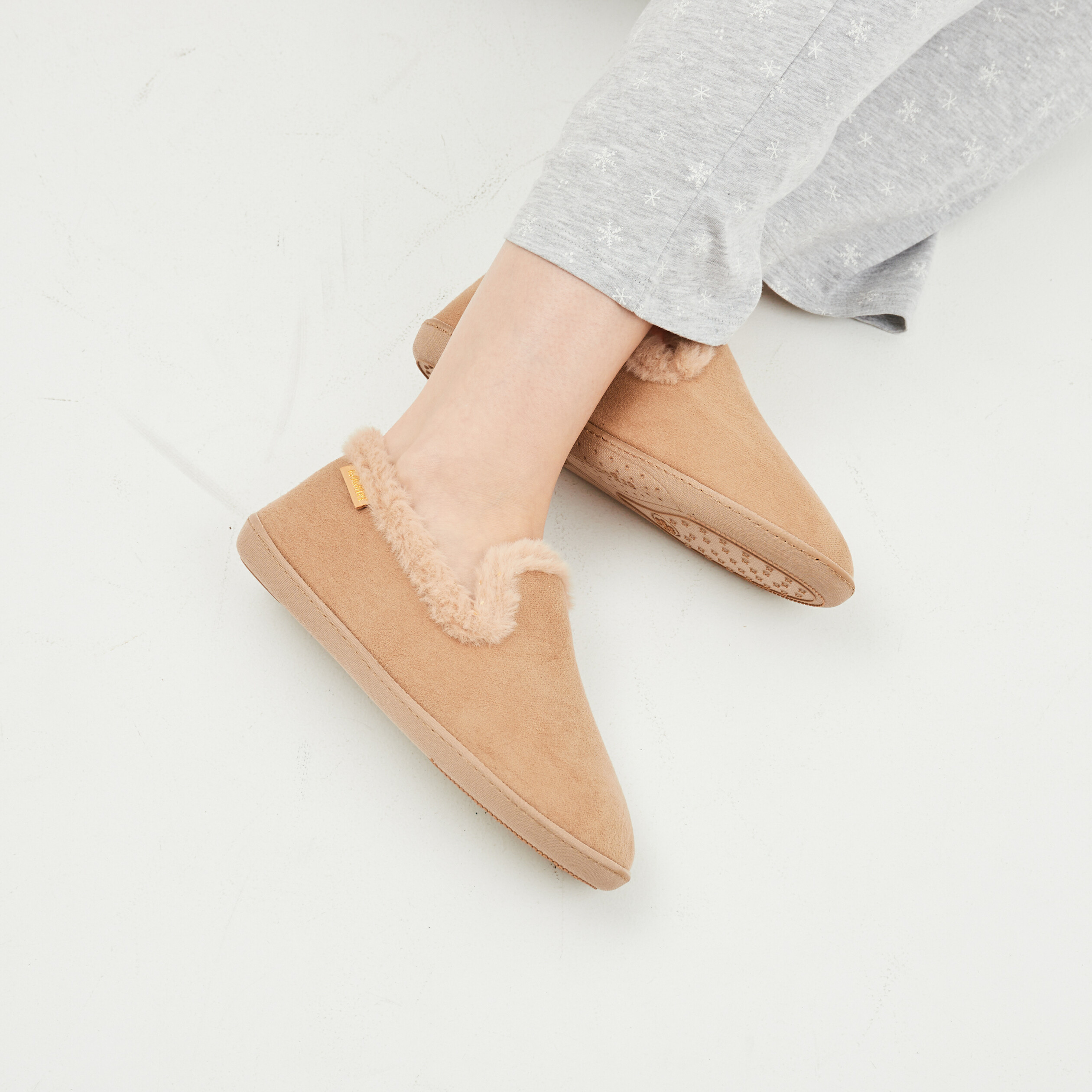 Chaussons charentaises fourrés Isotoner camel femme | La Halle