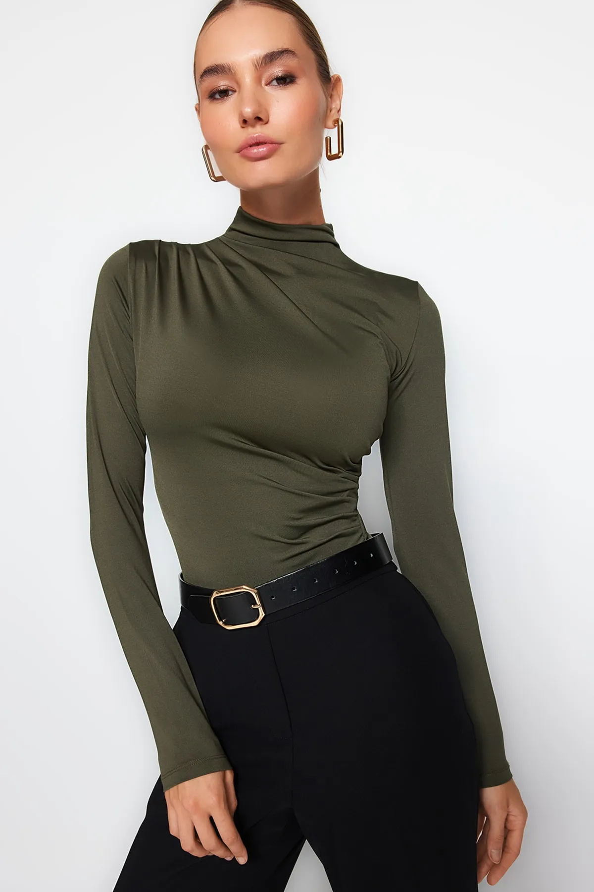 Trendyol Collection  Khakifarbener Stretch-Strickbody mit Stehkragen und Druckknöpfen, gerafftem Detail TWOAW24BD00014