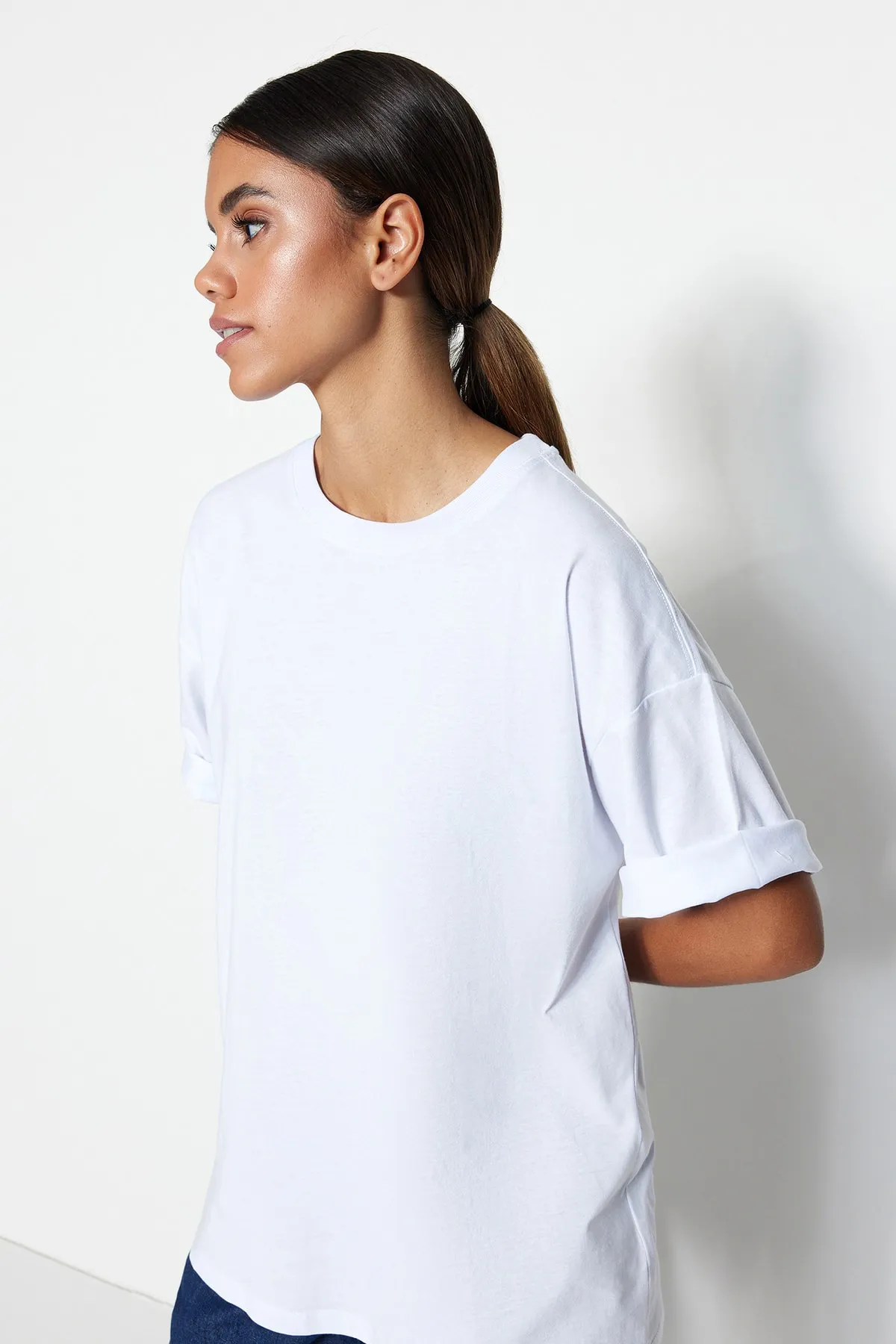 Trendyol Collection  Weißes Premium-Strick-T-Shirt mit Rundhalsausschnitt in Übergröße/weiter Passform aus 100 % Baumwolle TWOSS23TS00040
