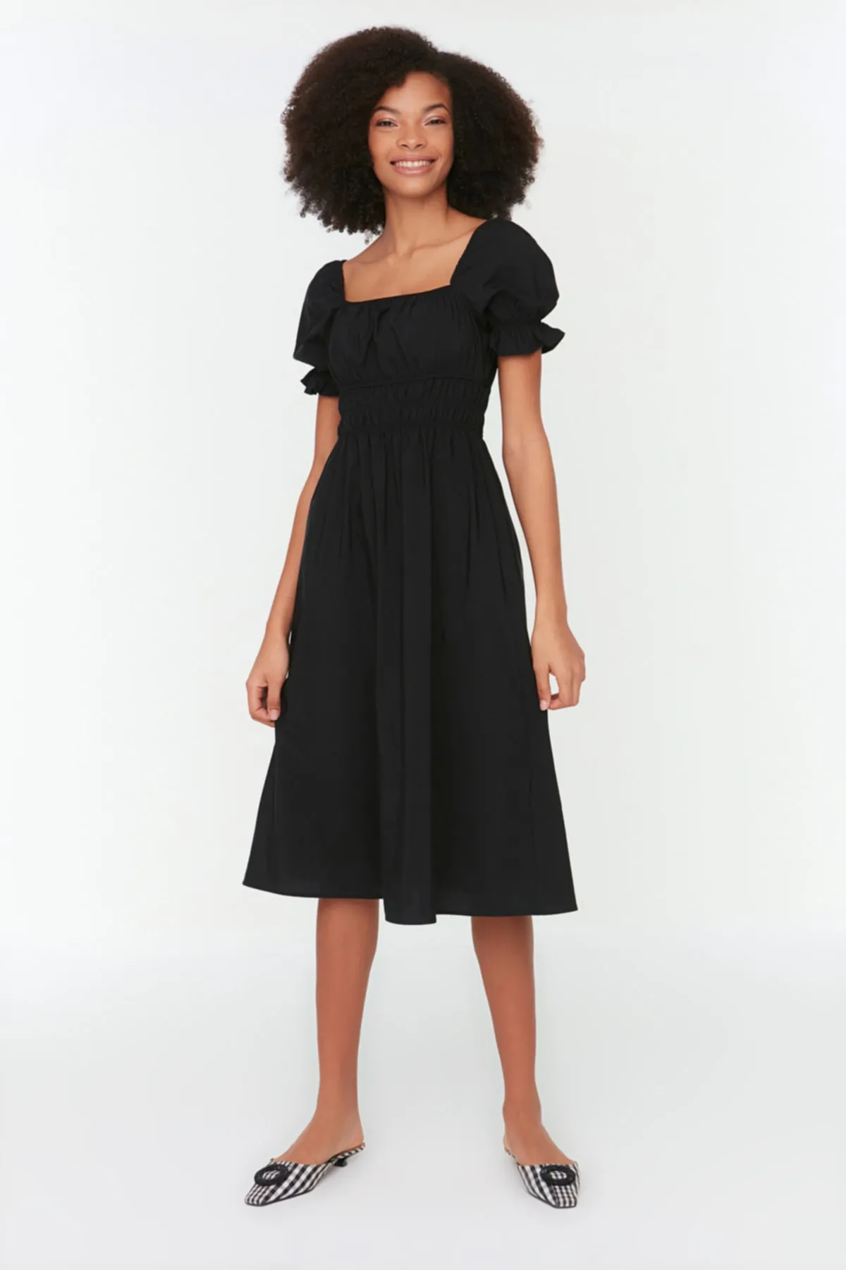 Trendyol Collection  Schwarzes Midi-Webkleid mit Ballonärmeln und Taillenöffnung TWOSS22EL1768