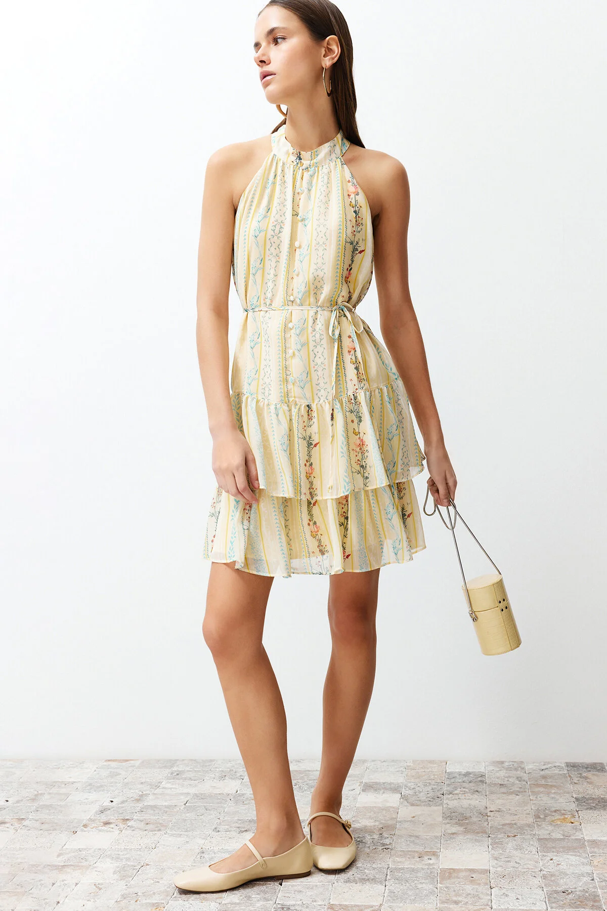 Trendyol Collection  Gelbes mehrlagiges A-Linien-/Glockenform-Minikleid mit Futter aus Webstoff mit Blumendruck TWOSS23EL02056