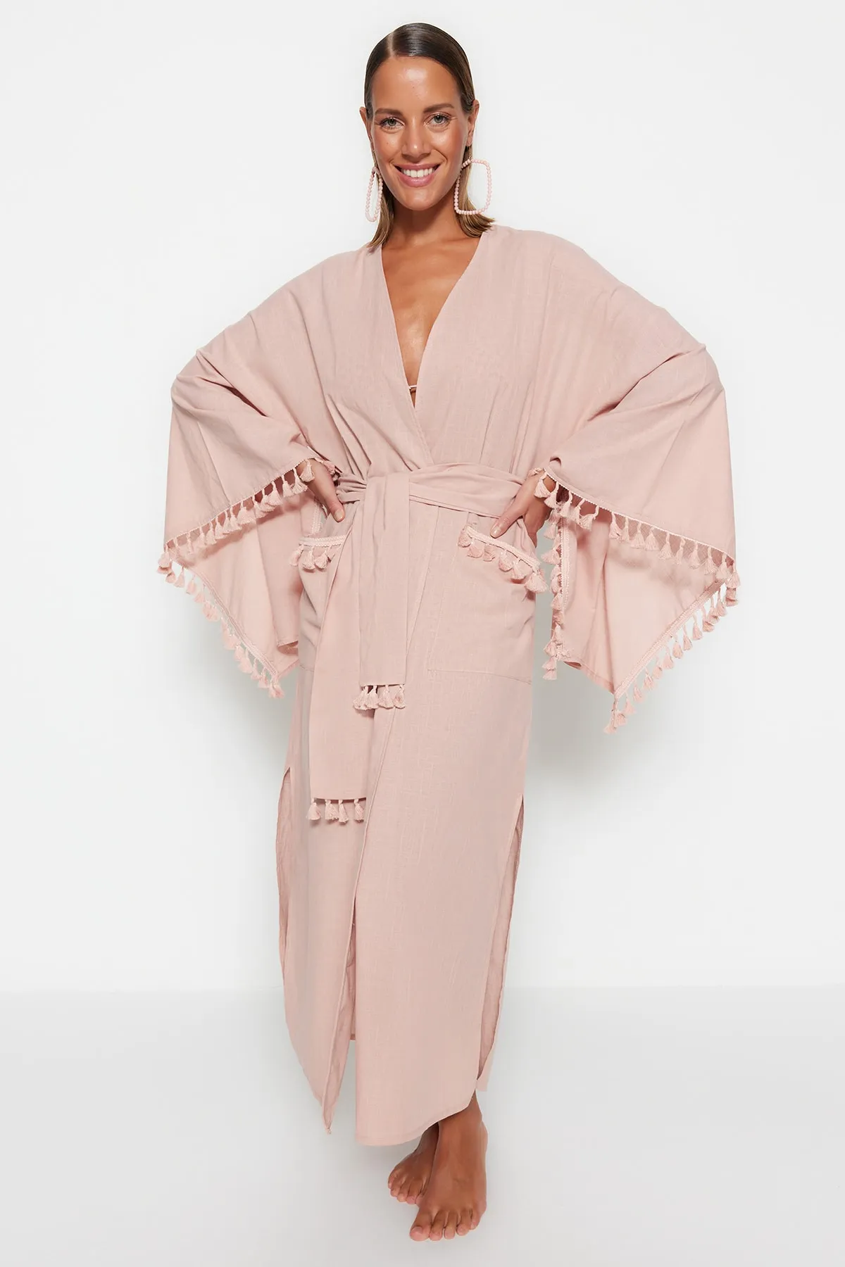 Trendyol Collection  Puderfarbener Maxi-Kimono und Kaftan aus 100 % Baumwolle mit gewebten Quasten und Gürtel TBESS23KM00016