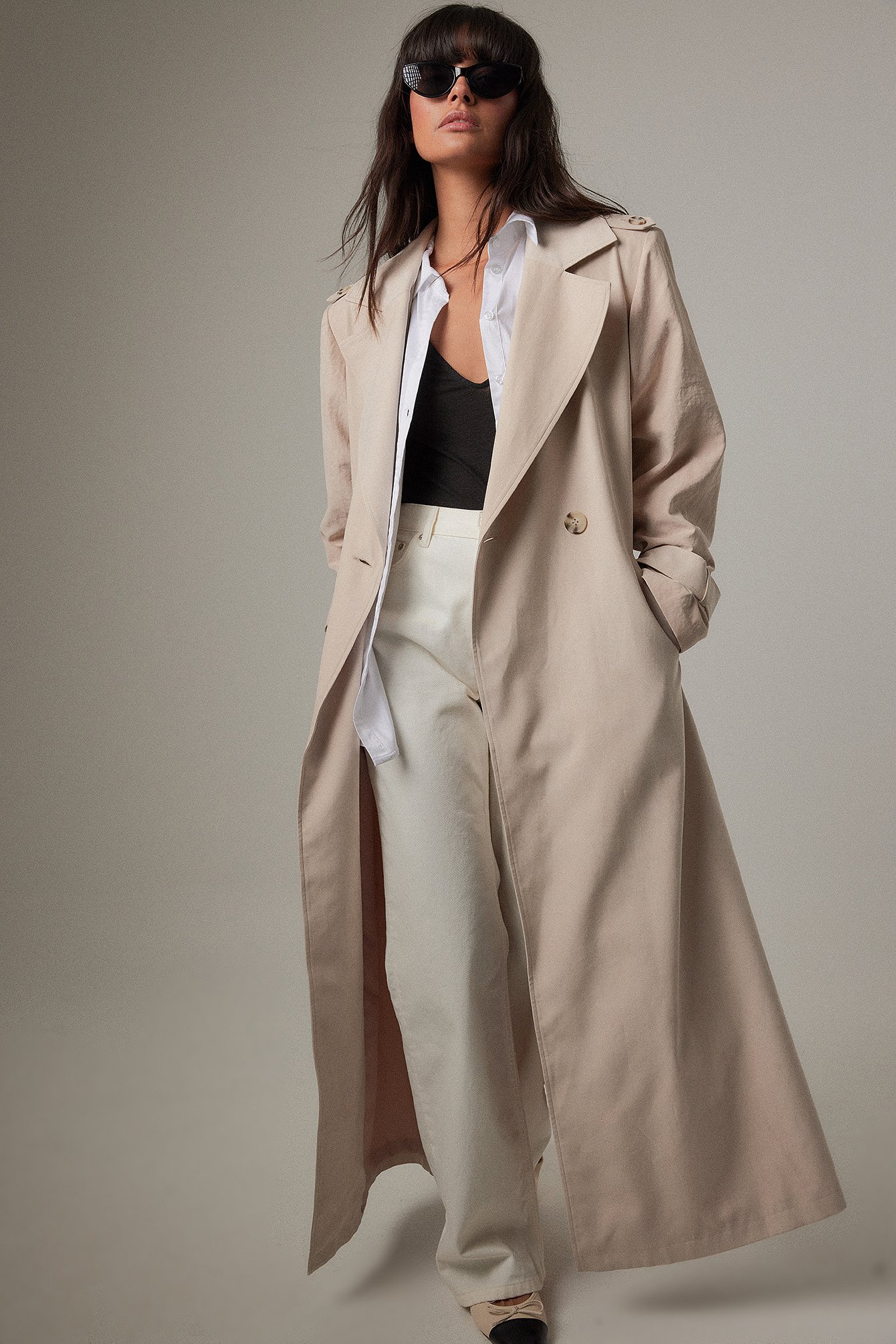 Langer Trenchcoat mit Schulterpolstern