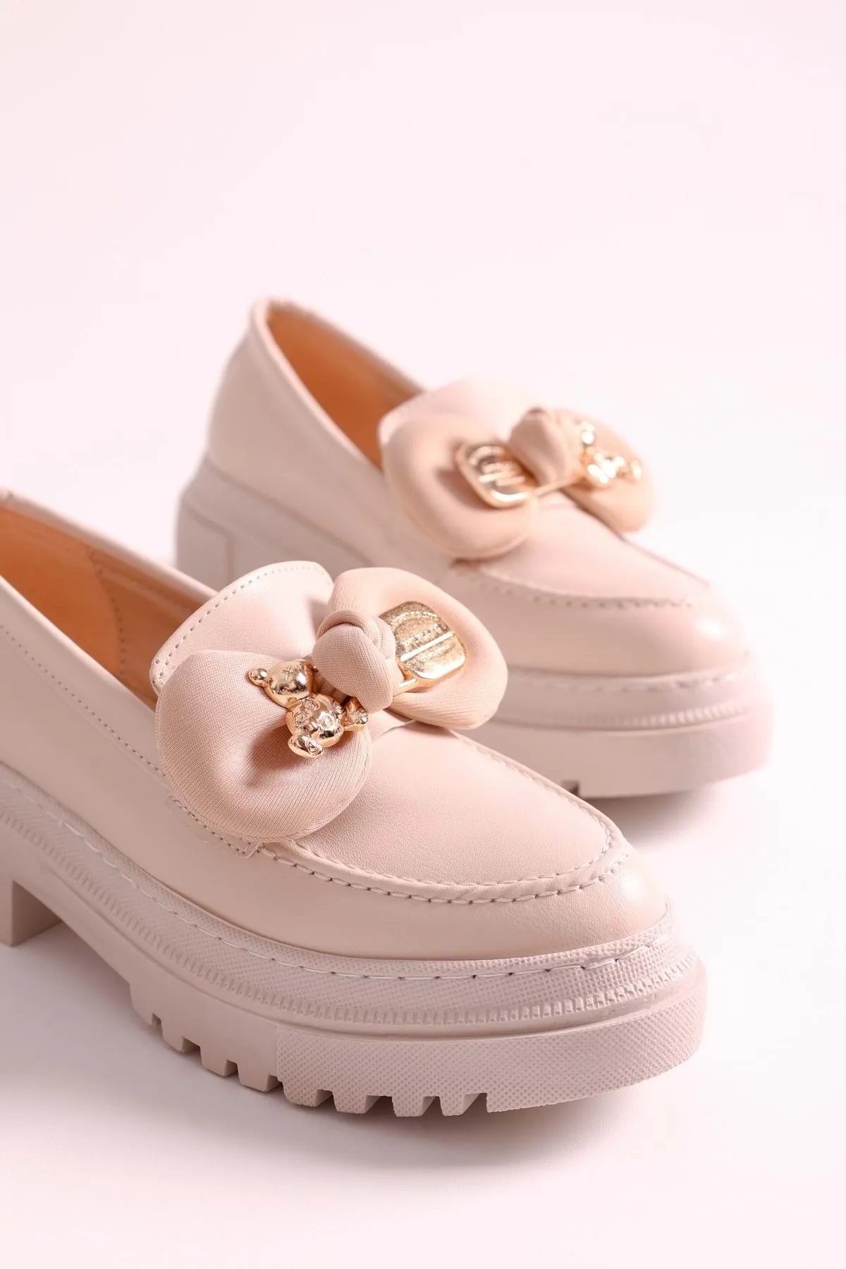 Shoeberry  Damen Astor Beige Skin Loafer mit dicker Sohle und Schleife, Beige Skin