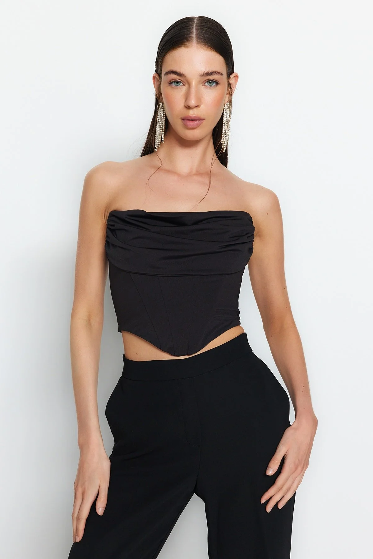 Trendyol Collection  Schwarzes, bauchfreies, gefüttertes Strickkorsett mit detailliertem Bustier TPRSS23BS00006