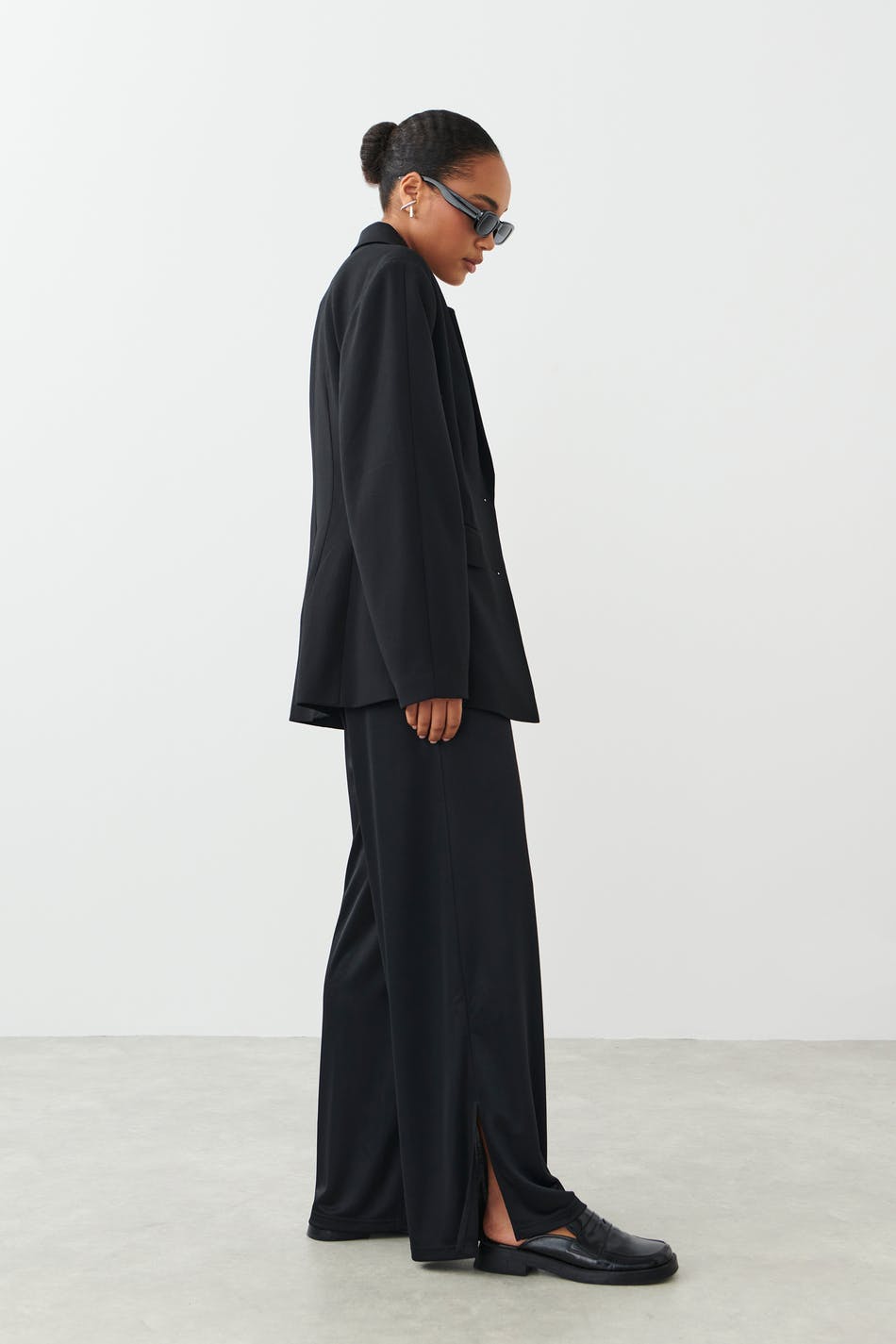 Wide slit trousers