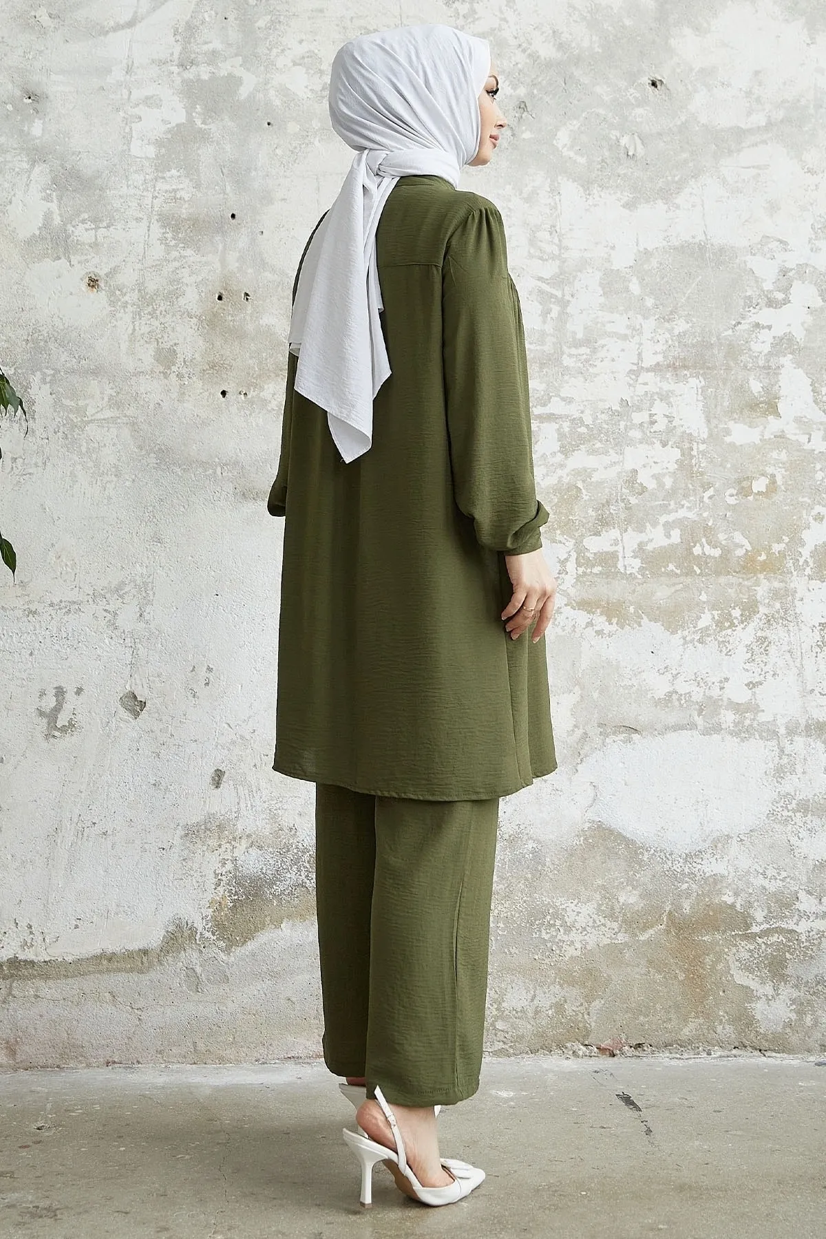 InStyle  Arfa Ayrobin geknöpfter Freizeitanzug – Khaki