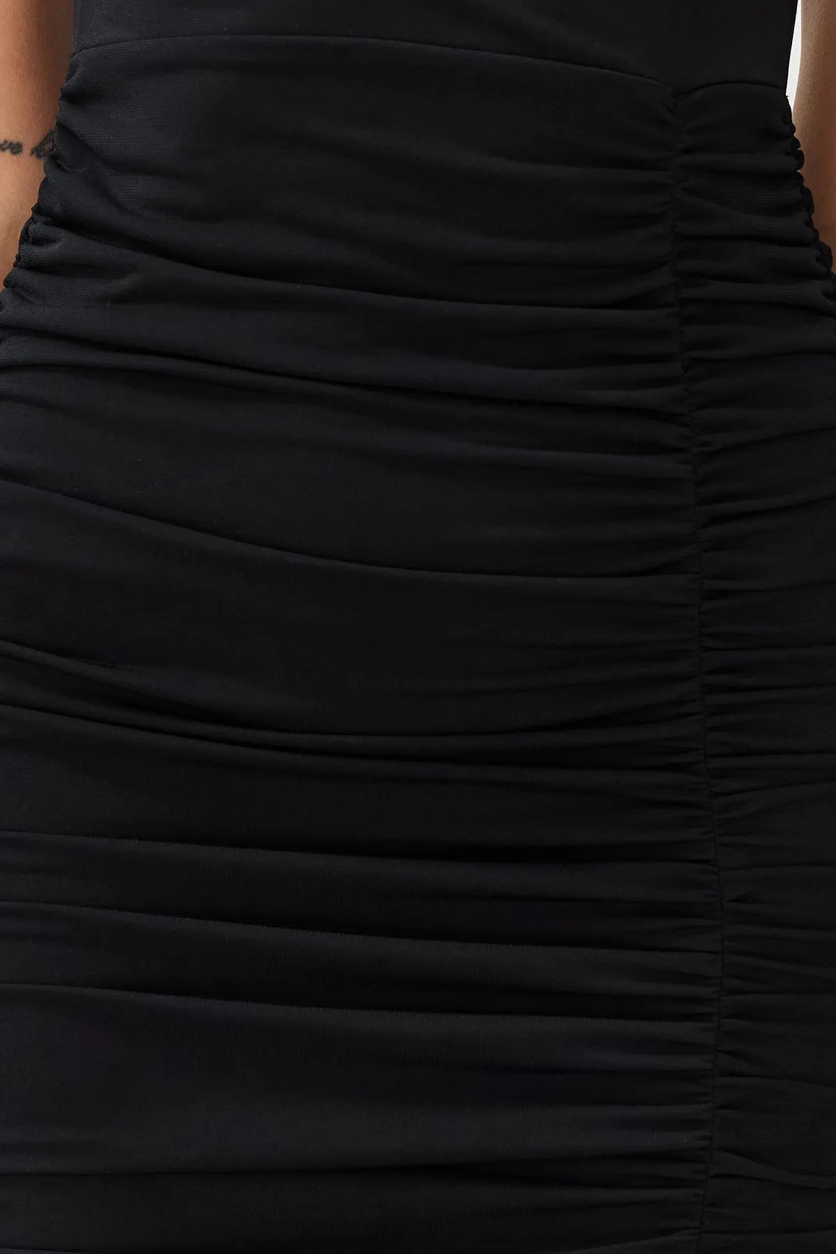Trendyol Collection  Schwarzes, figurbetontes Kleid TPRSS24EL00162