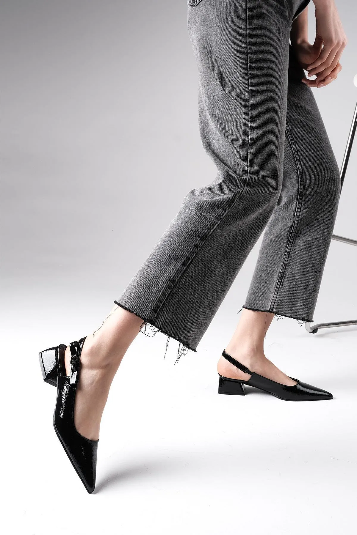 Mio Gusto  Kathy Schwarze Lacklederschuhe mit seitlicher Schleife und offenem Rücken für Damen mit kurzem Absatz