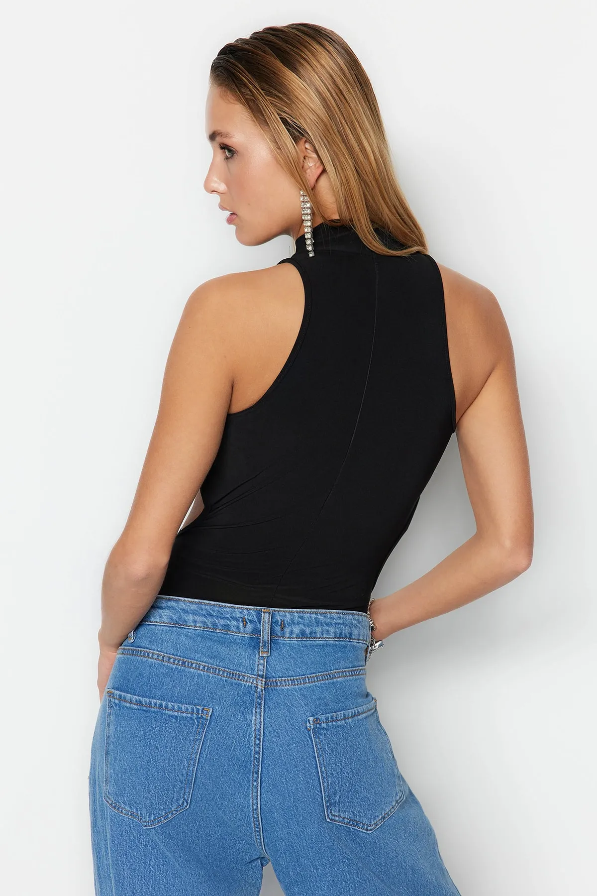 Trendyol Collection  Schwarzer gefütterter Strickbody mit Druckknopffenster und Aussparungen TPRSS23BD00021