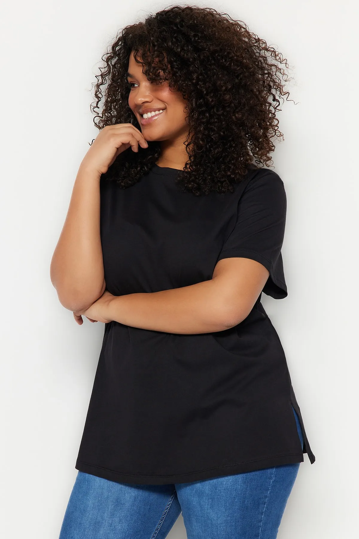 Trendyol Curve  Schwarzes, benzinfarbenes Boyfriend-Strick-T-Shirt mit Rundhalsausschnitt und Schlitz TBBSS22BF0031