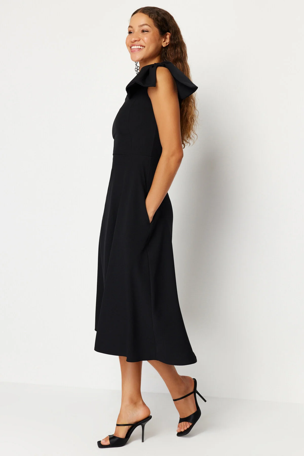 Trendyol Collection  Elegantes Abendkleid mit schwarzer Schleife TPRSS24EL00105