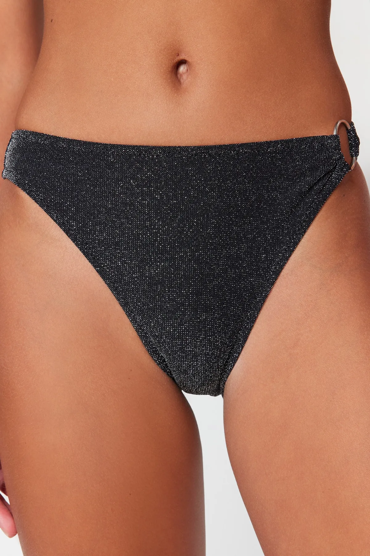 Trendyol Collection  Glitzernde reguläre Bikinihose mit schwarzen Accessoires TBESS23BA00272