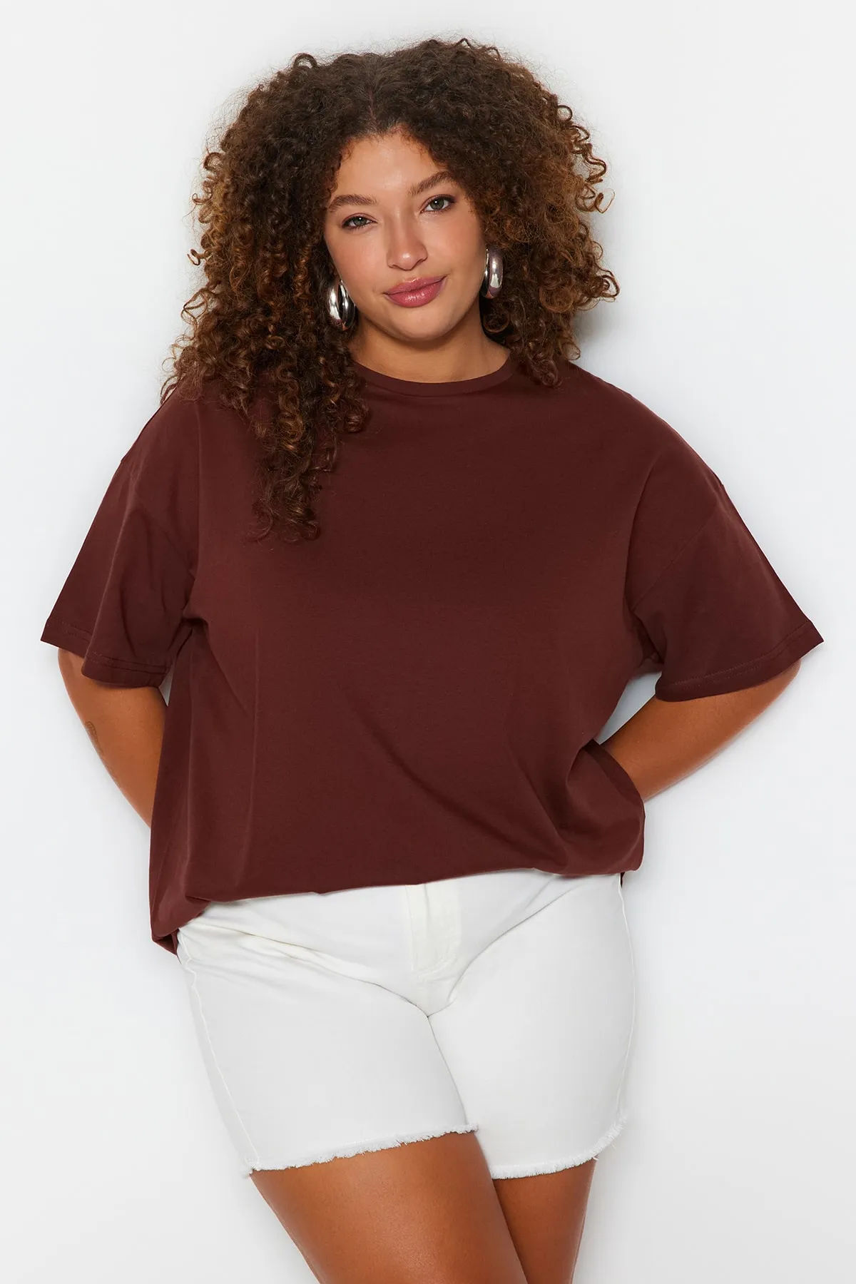 Trendyol Curve  Braunes gestricktes T-Shirt mit Rundhalsausschnitt und Rückenaufdruck TBBSS23BF00024