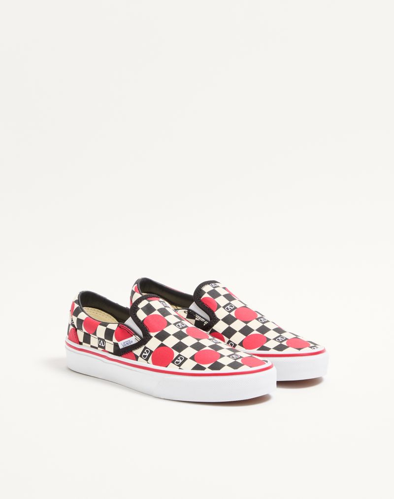 Tênis Slip-On Valentino Garavani e Vans em tecido com estampa xadrez VLogo e detalhes em poá