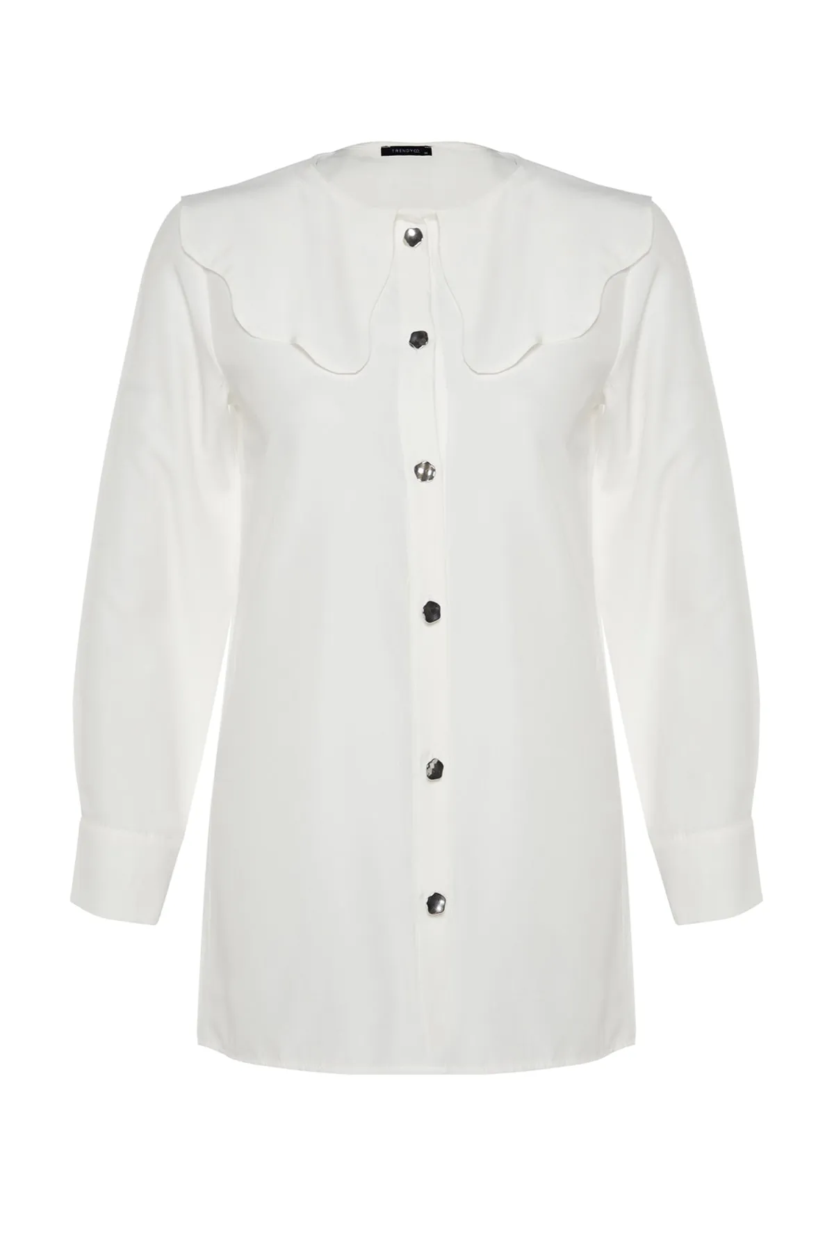 Trendyol Modest  Weißes Baumwollhemd mit Babykragen und silbernen Knöpfen TCTAW24TG00009