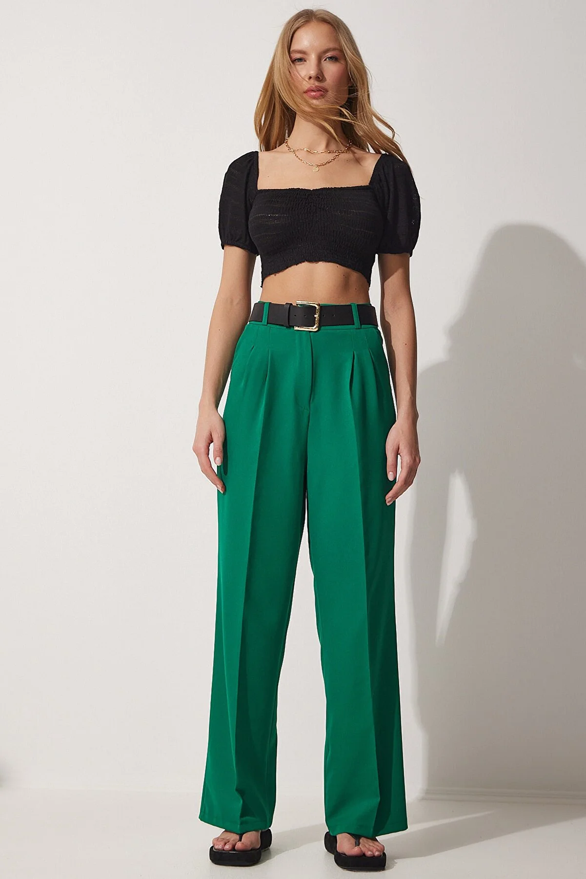 Happiness İstanbul  Maskuline Webhose mit weitem Bein