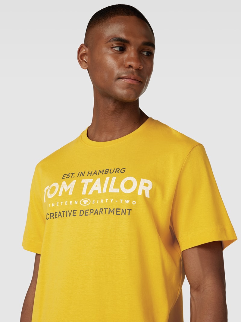 T-Shirt mit Label-Print in senfgelb